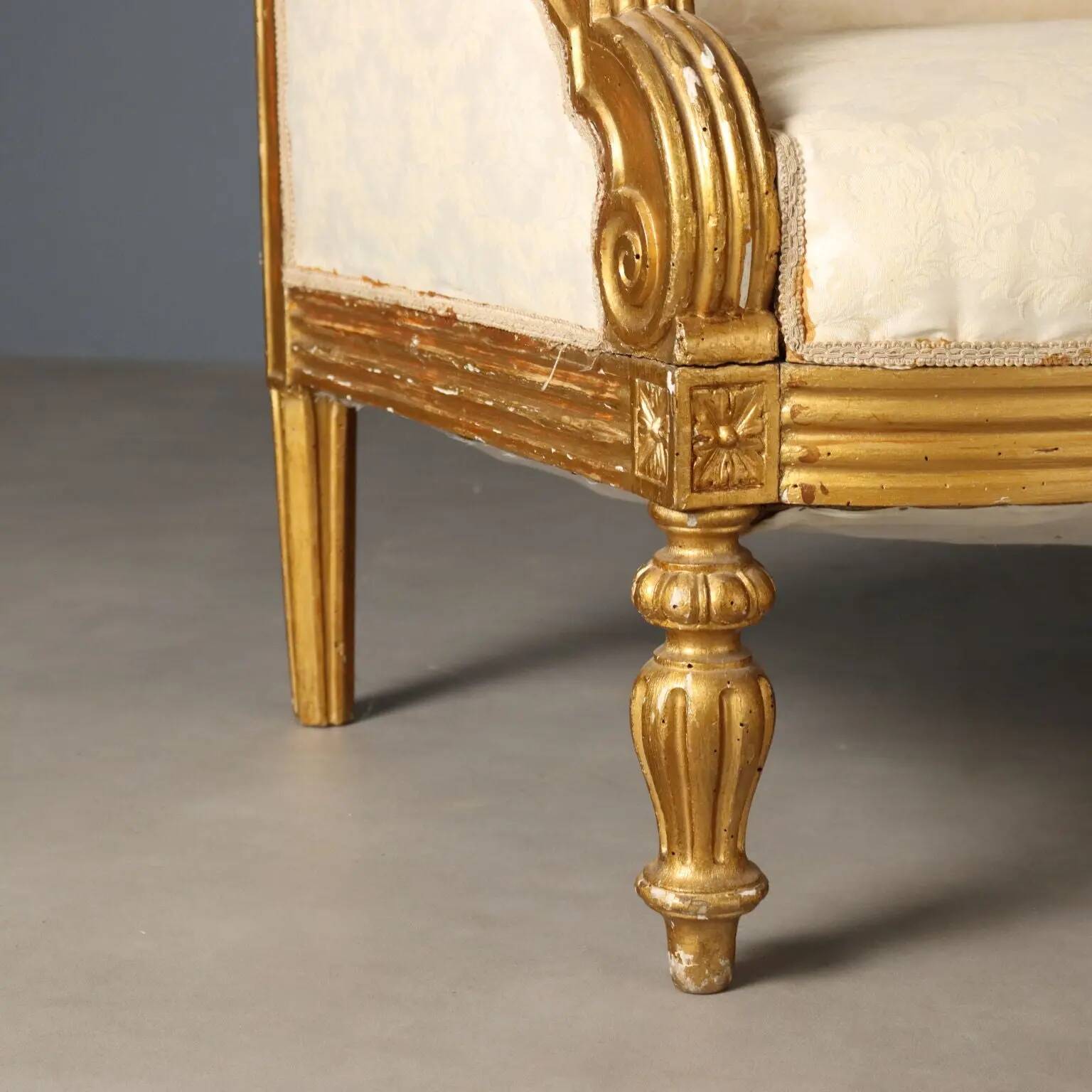 Antique neoclassical canapé in carved wood, Italy, 19th century.