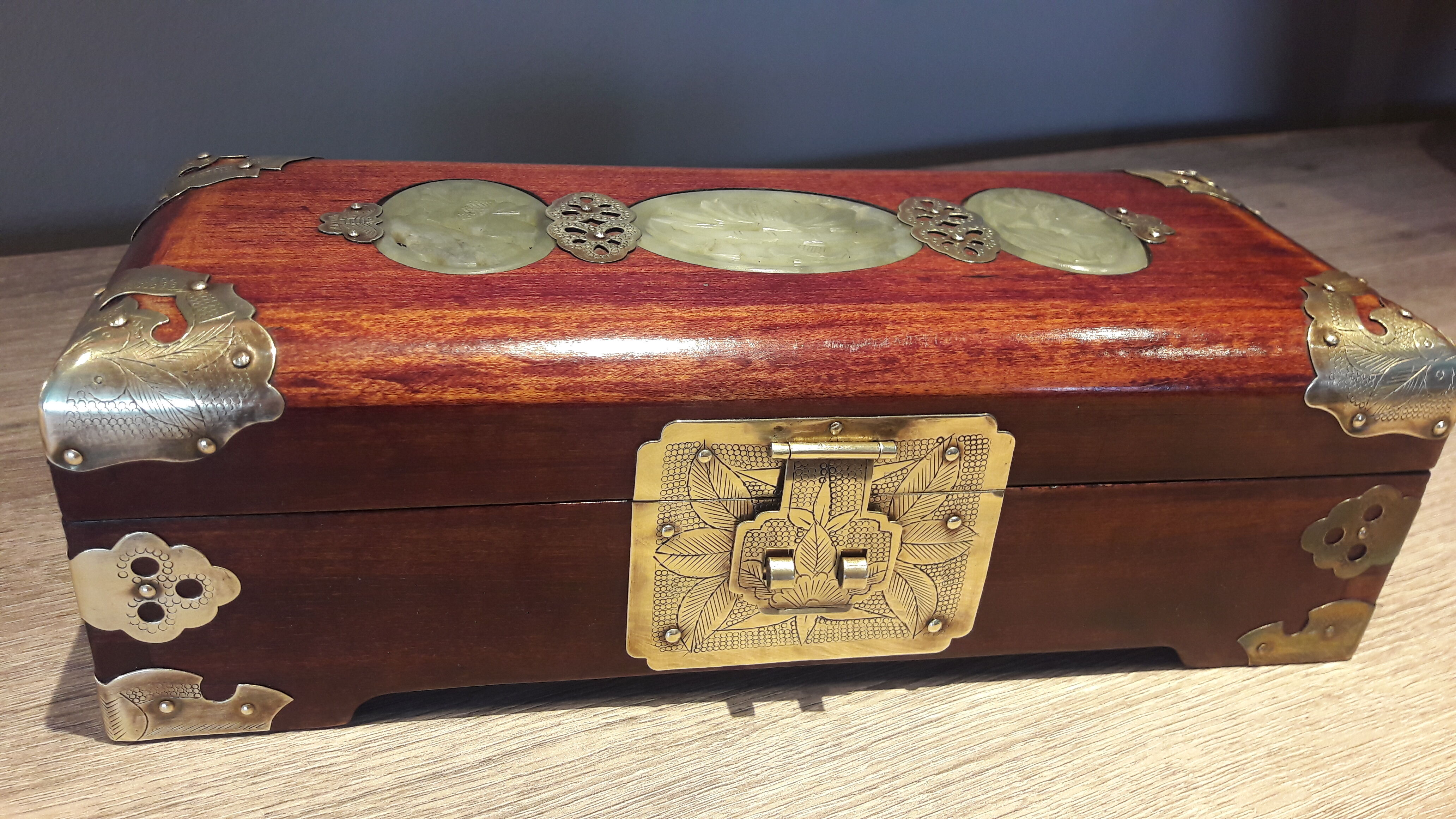 Jewelry box, Chinese jade stone - Wood - Mahogany, Brass