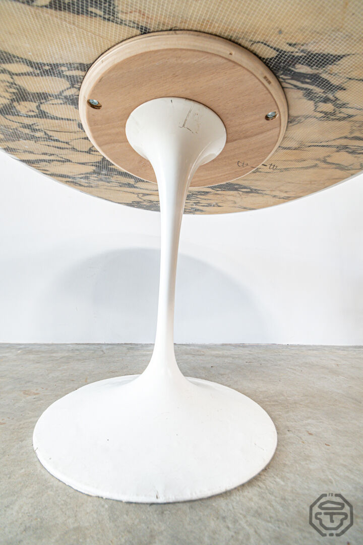 Eero Saarinen's Knoll tulip table