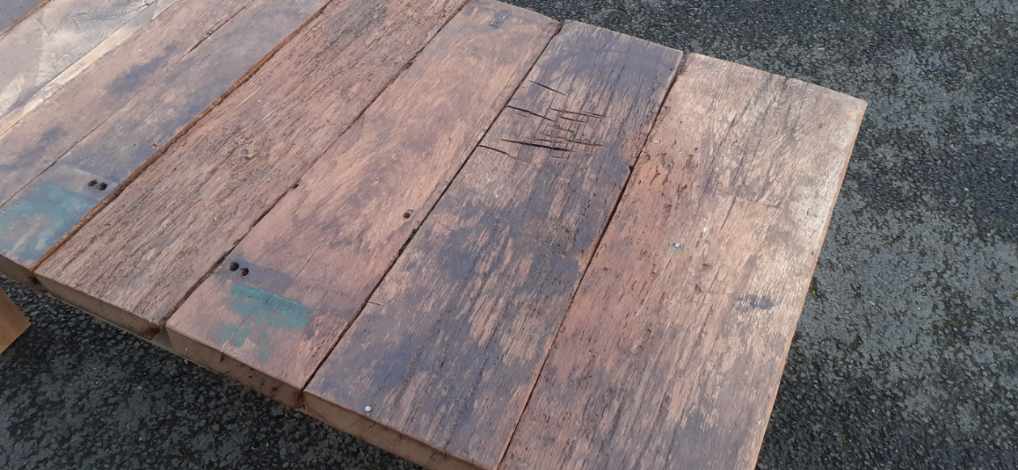 Table basse style brutaliste
