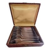 12 Fourchettes à gateaux en métal argenté. Art déco. Dans coffret.