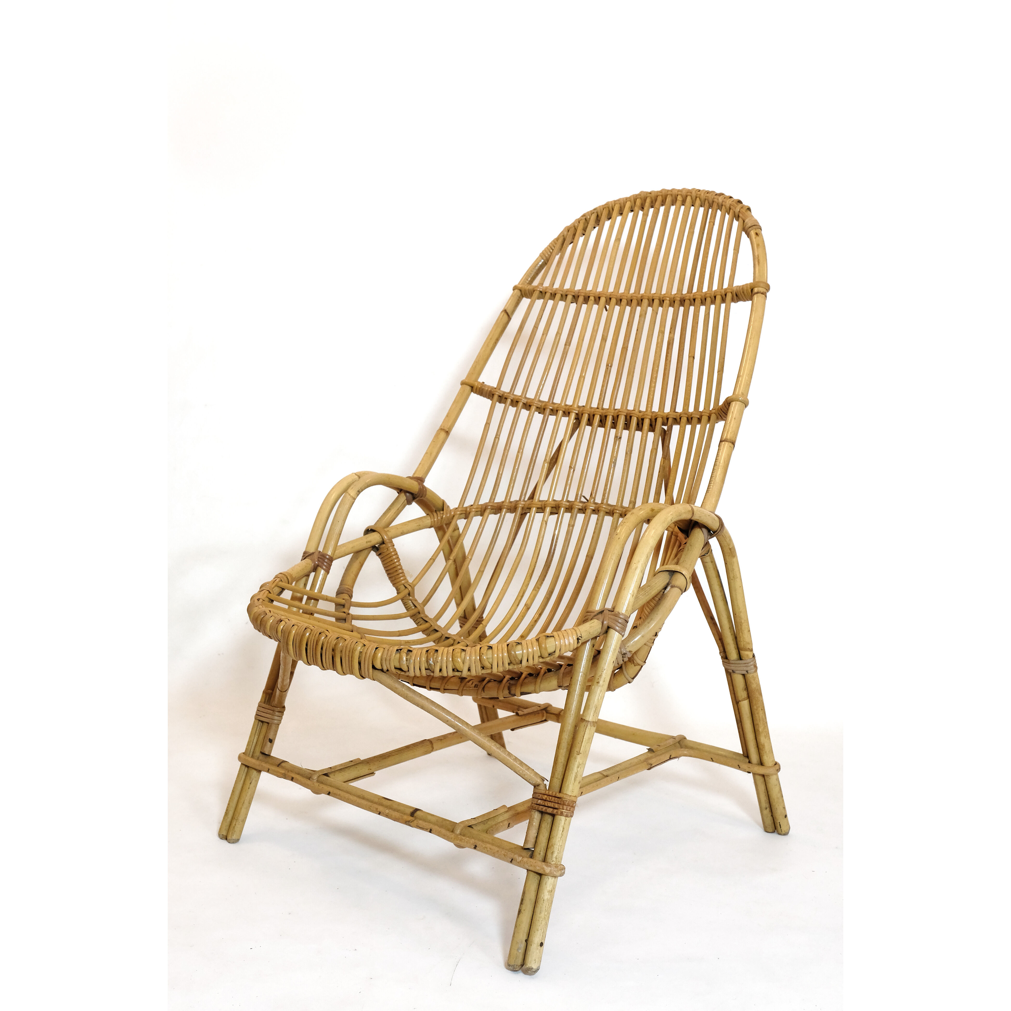 Rattan armchair with armrest from the 60s-70s.