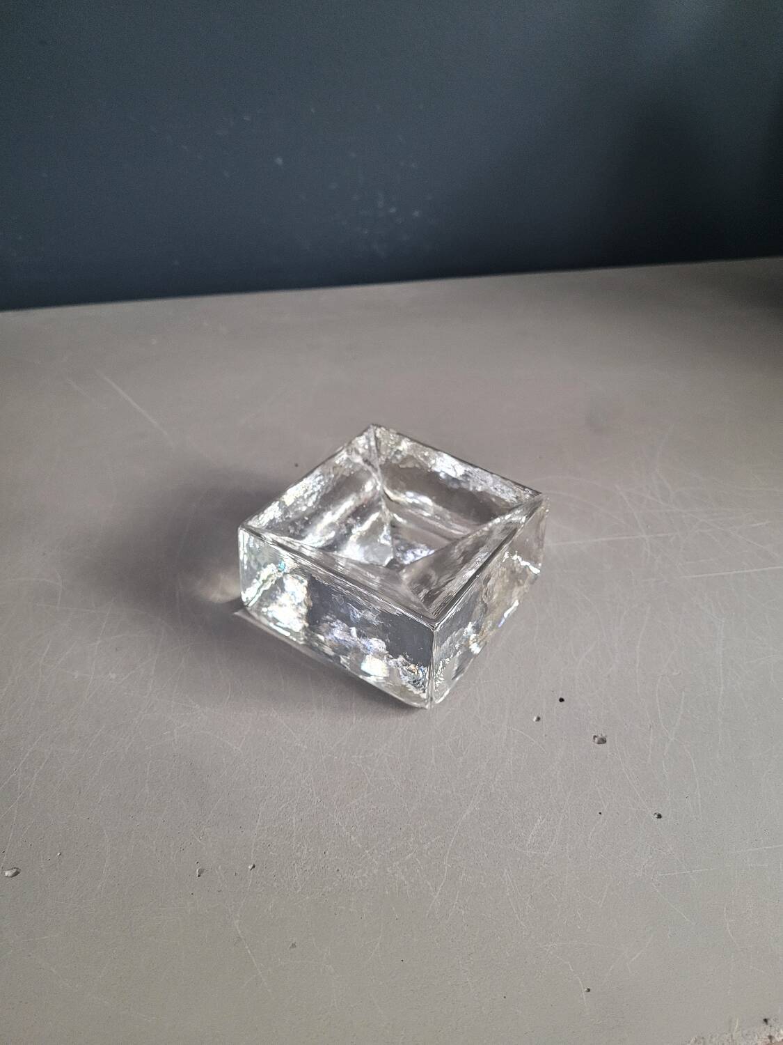 Molded glass pocket emptier