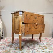 Commode sauteuse en merisier d’époque transition xviii eme siècle