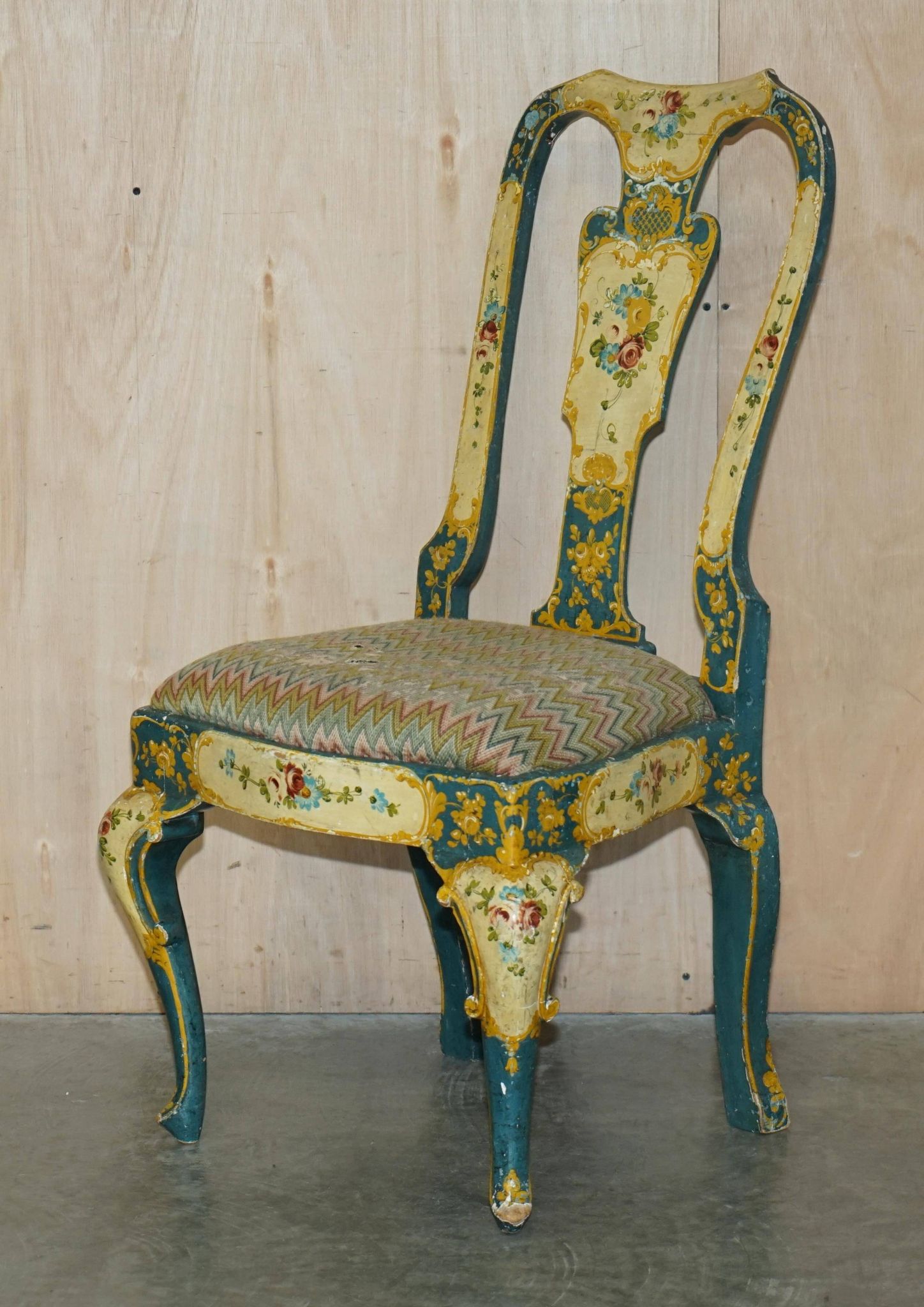 Paire de chaises Regency antiques et table assortie