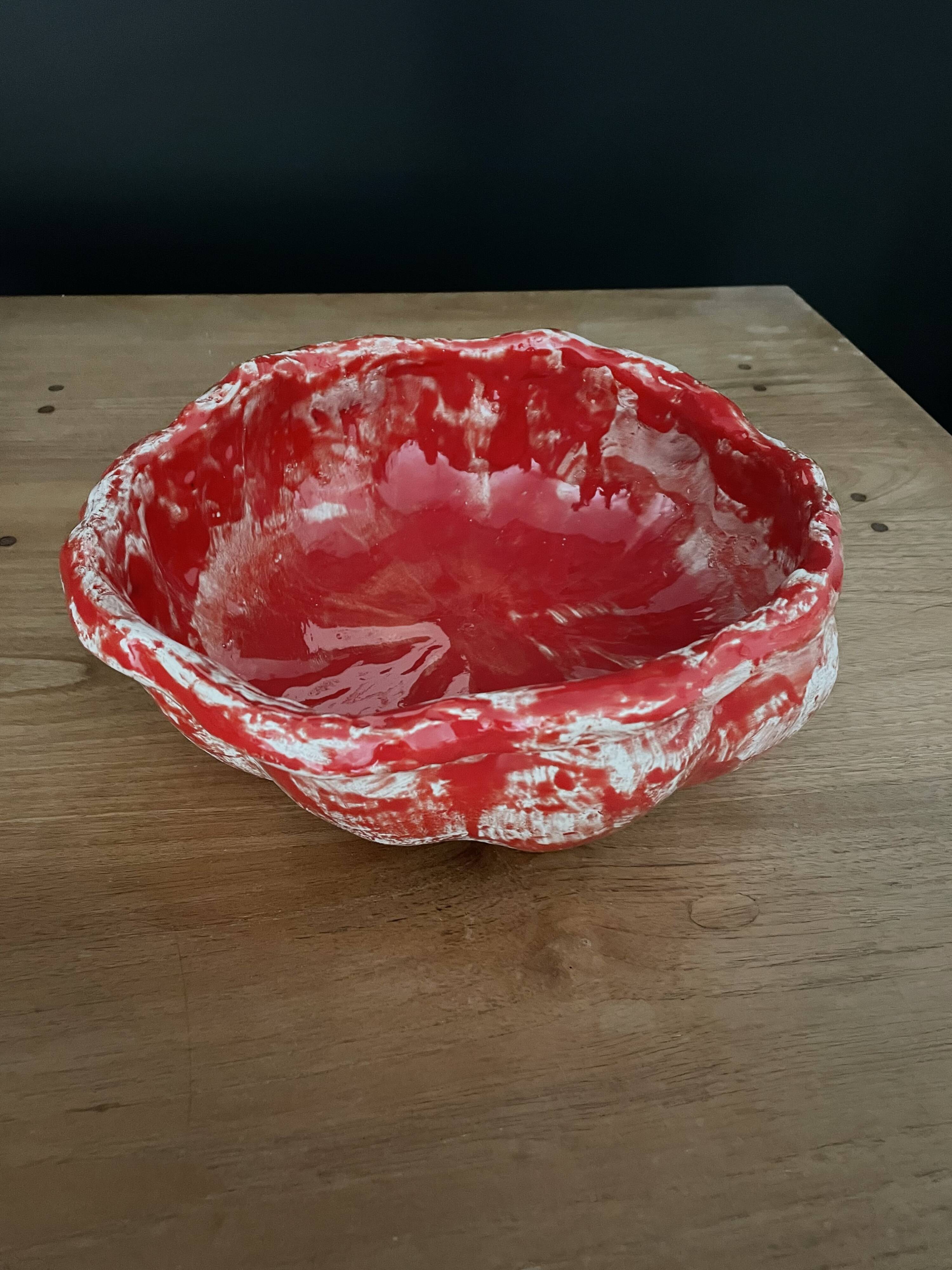 Fruit basket in red and white ceramic