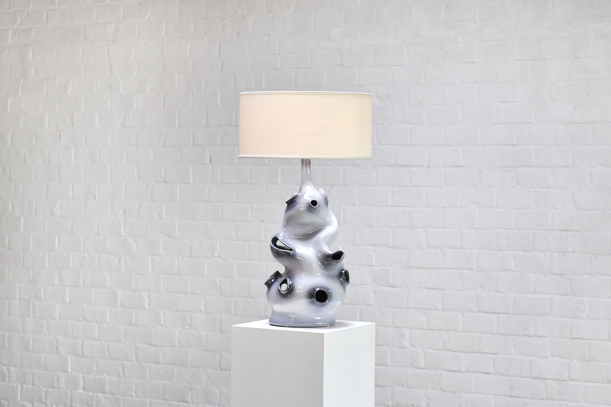 Lampe de table sculpturale émaillée en céramique française, années 1970