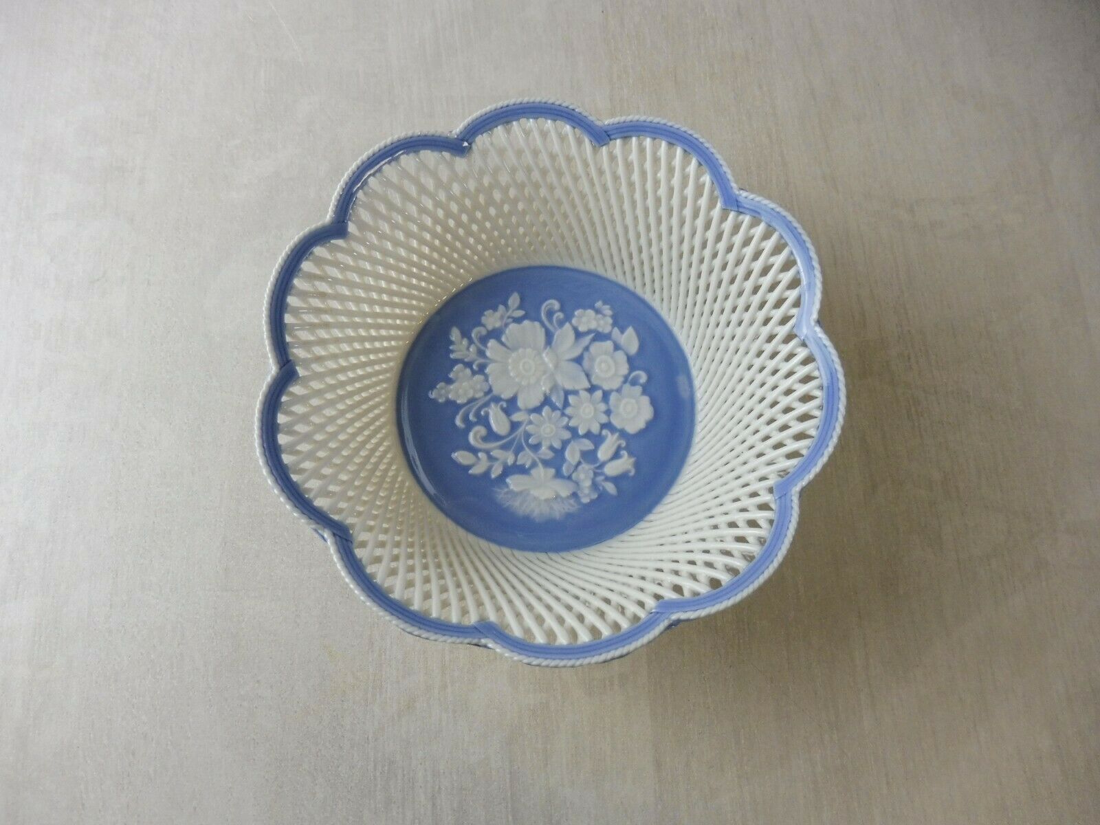 Old small basket in openwork porcelain, Moga Romania 86