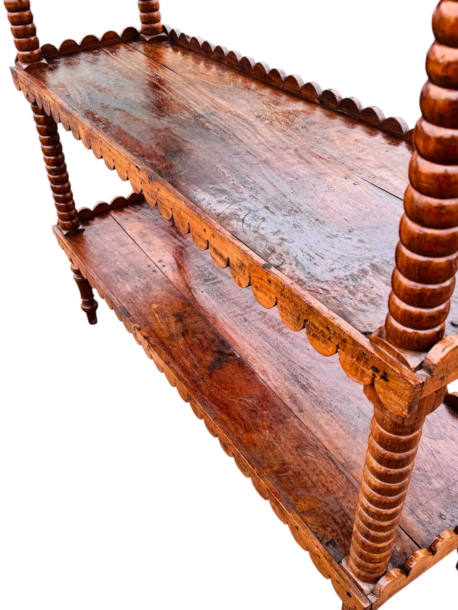 Ancienne grande étagère sur pieds