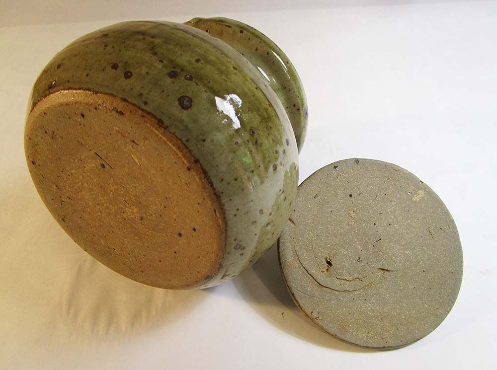 Speckled sandstone pot with lid