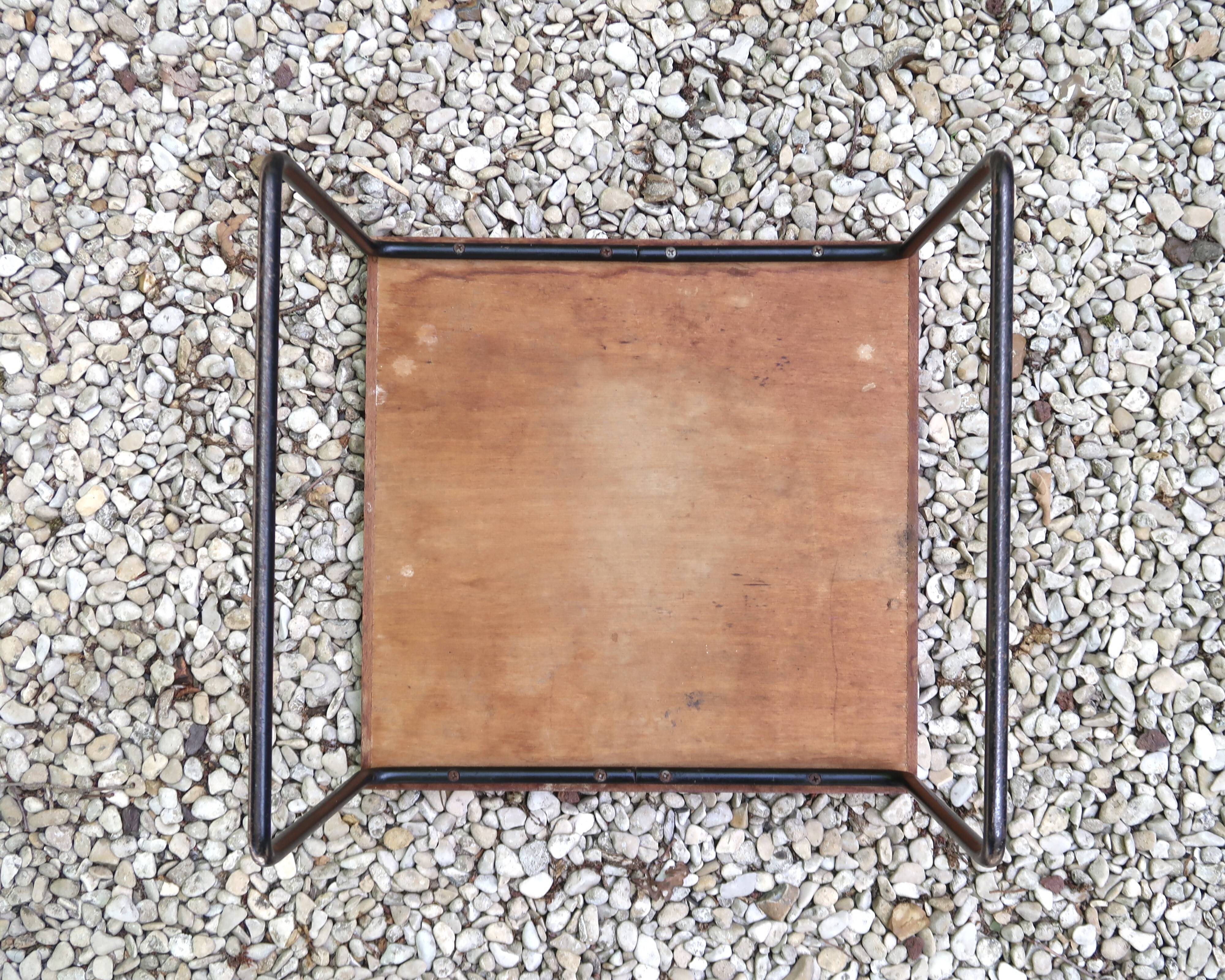 Table basse volante blanche de Pierre Guariche pour Steiner, années 50