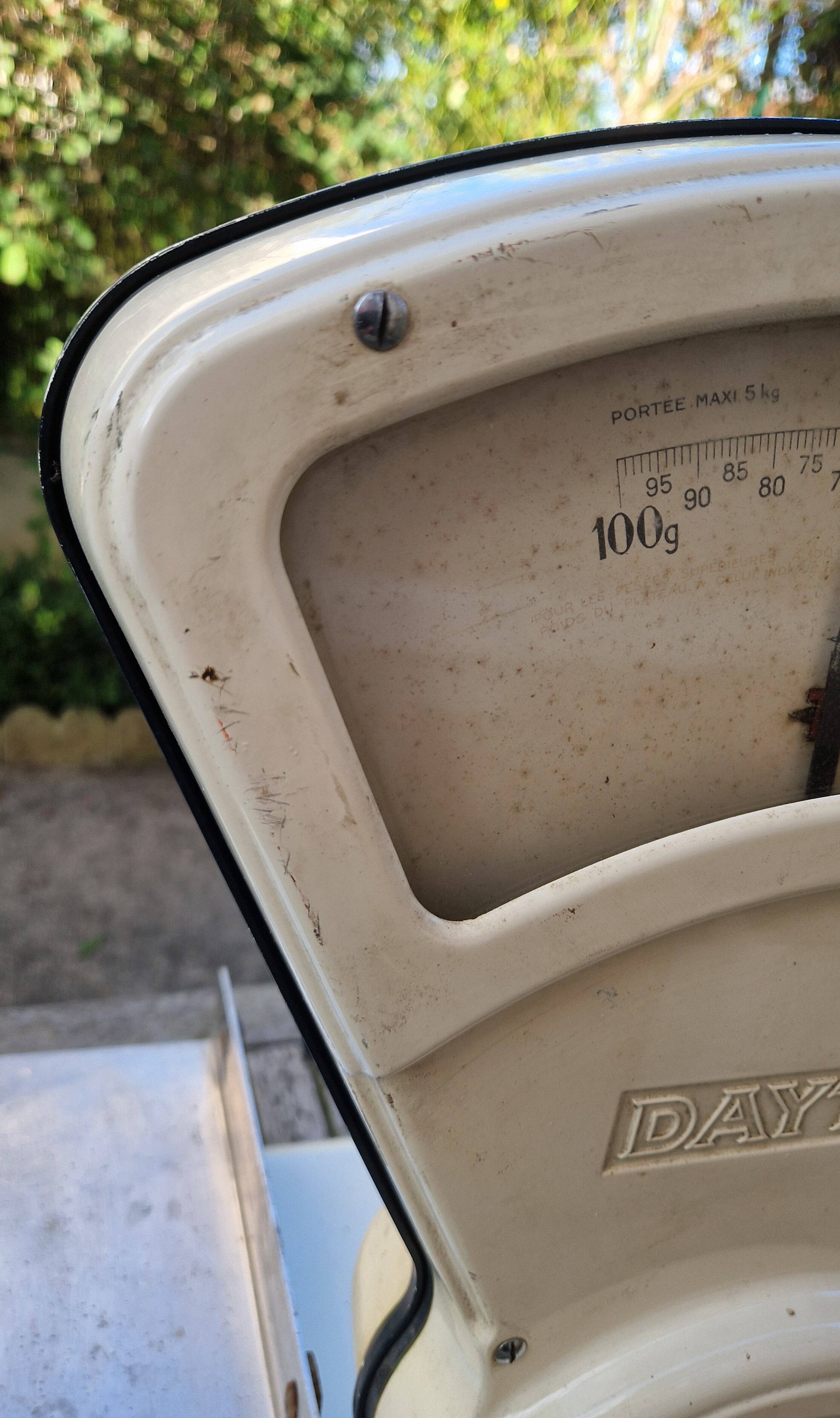 Antique Testut Dayton white bakelite grocery scale, 1960s