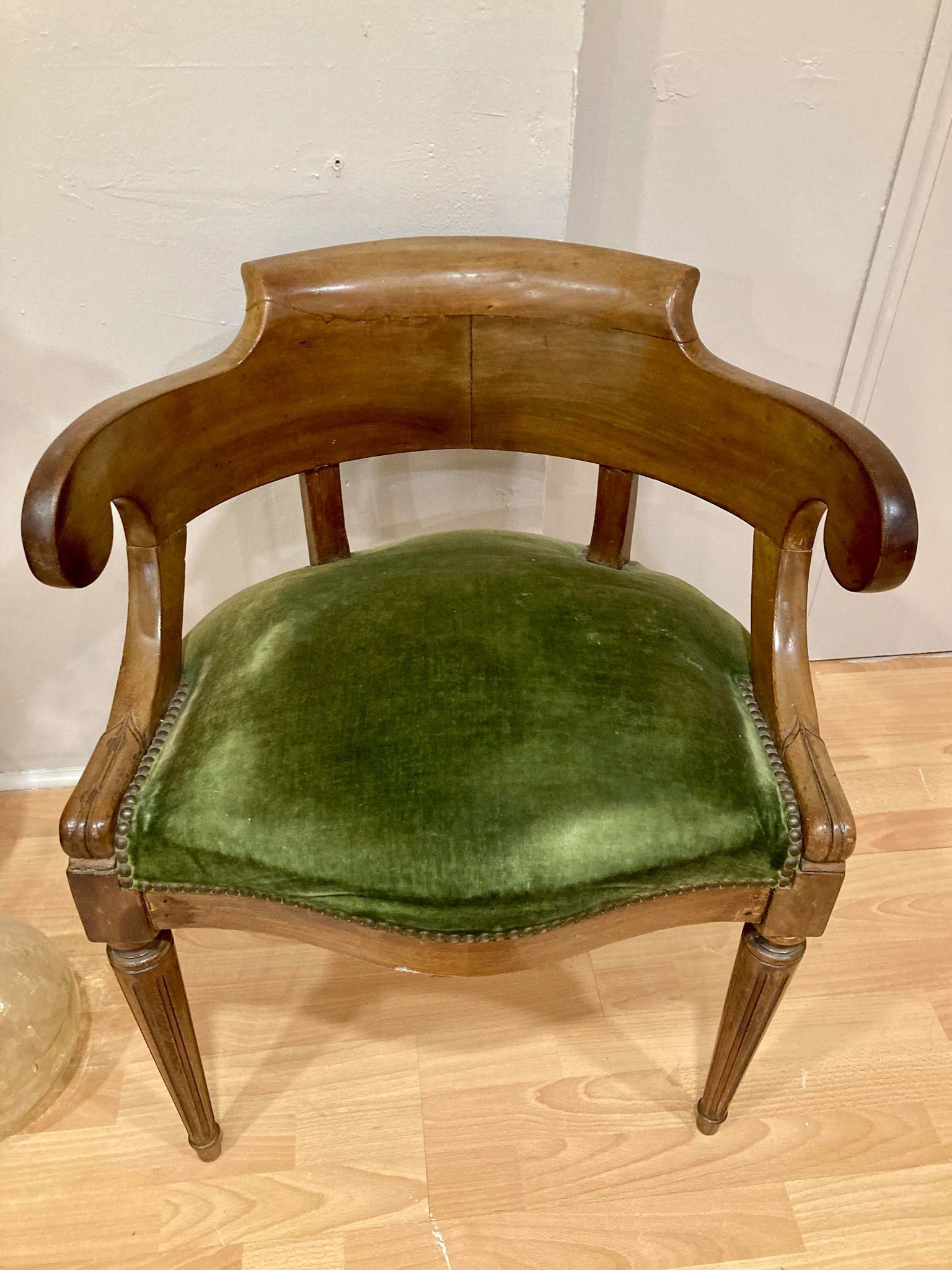 Velvet seated convertible-style chair