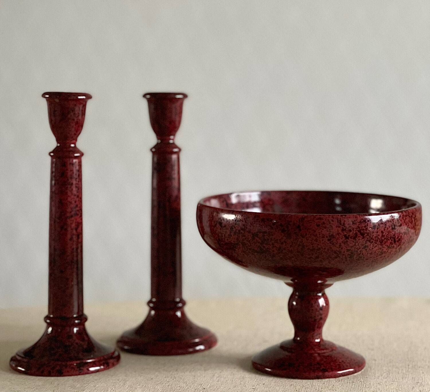Candlesticks and bowl in speckled ceramic.