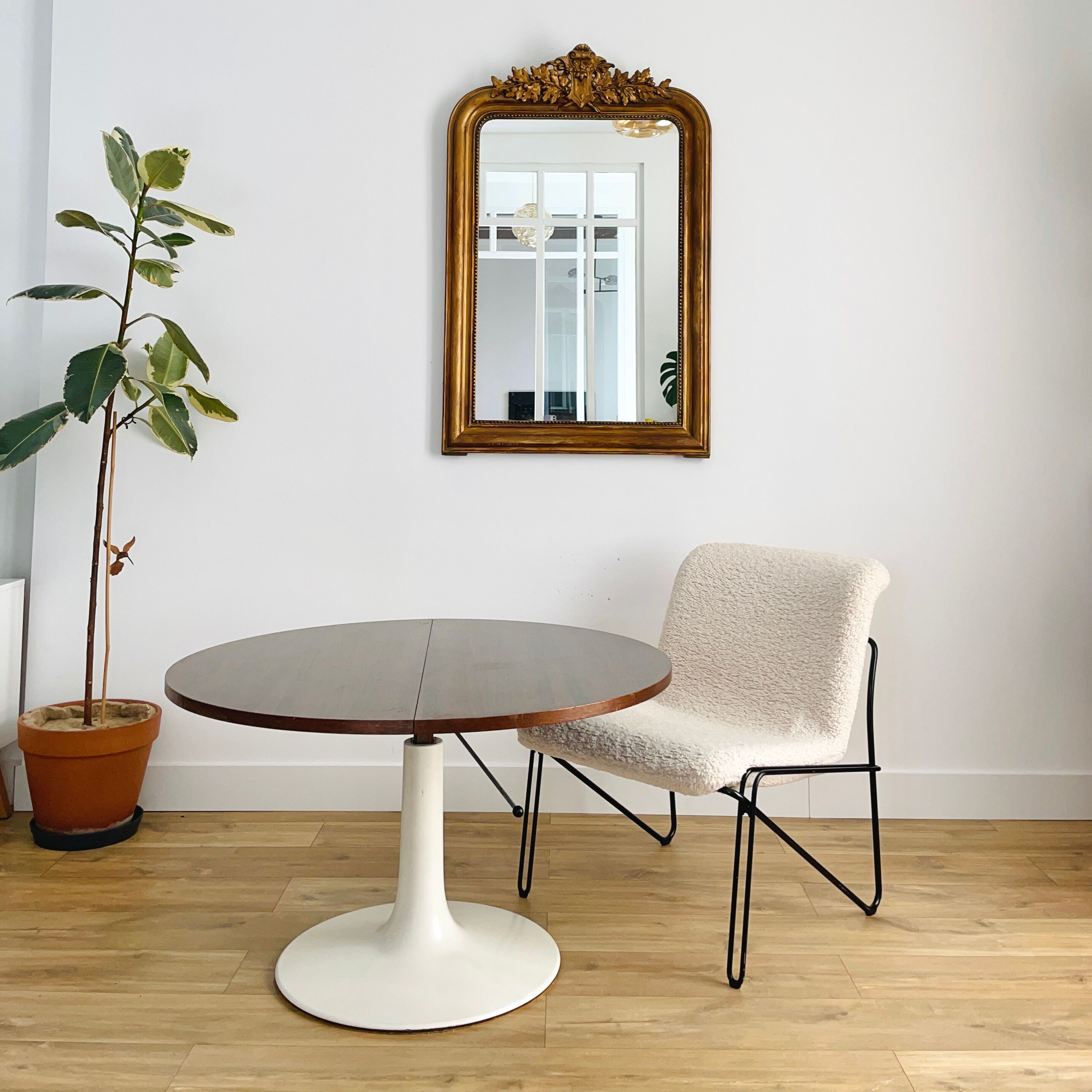 Adjustable tulip foot table