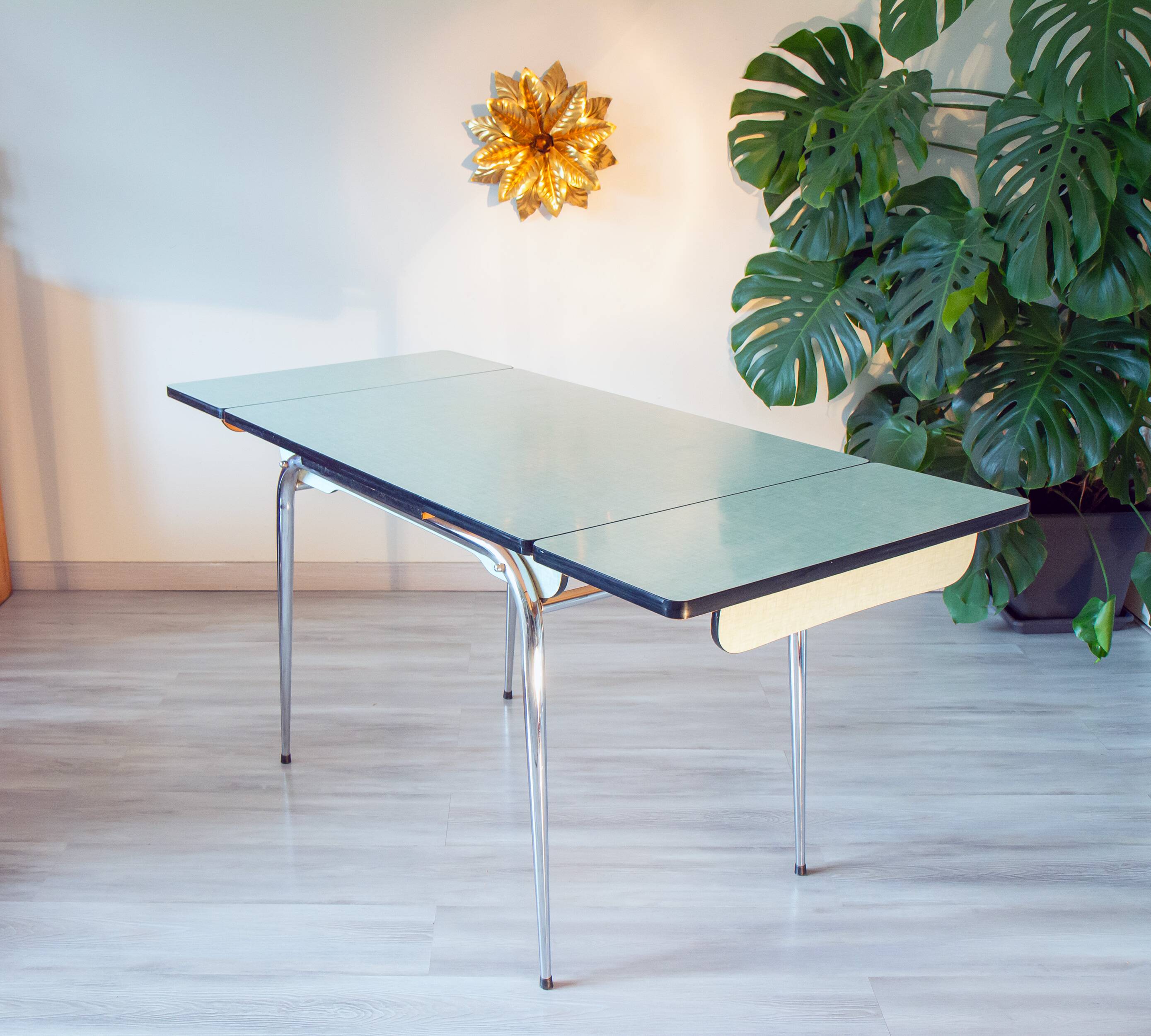 Ensemble table et chaises en formica vert d’eau 1960