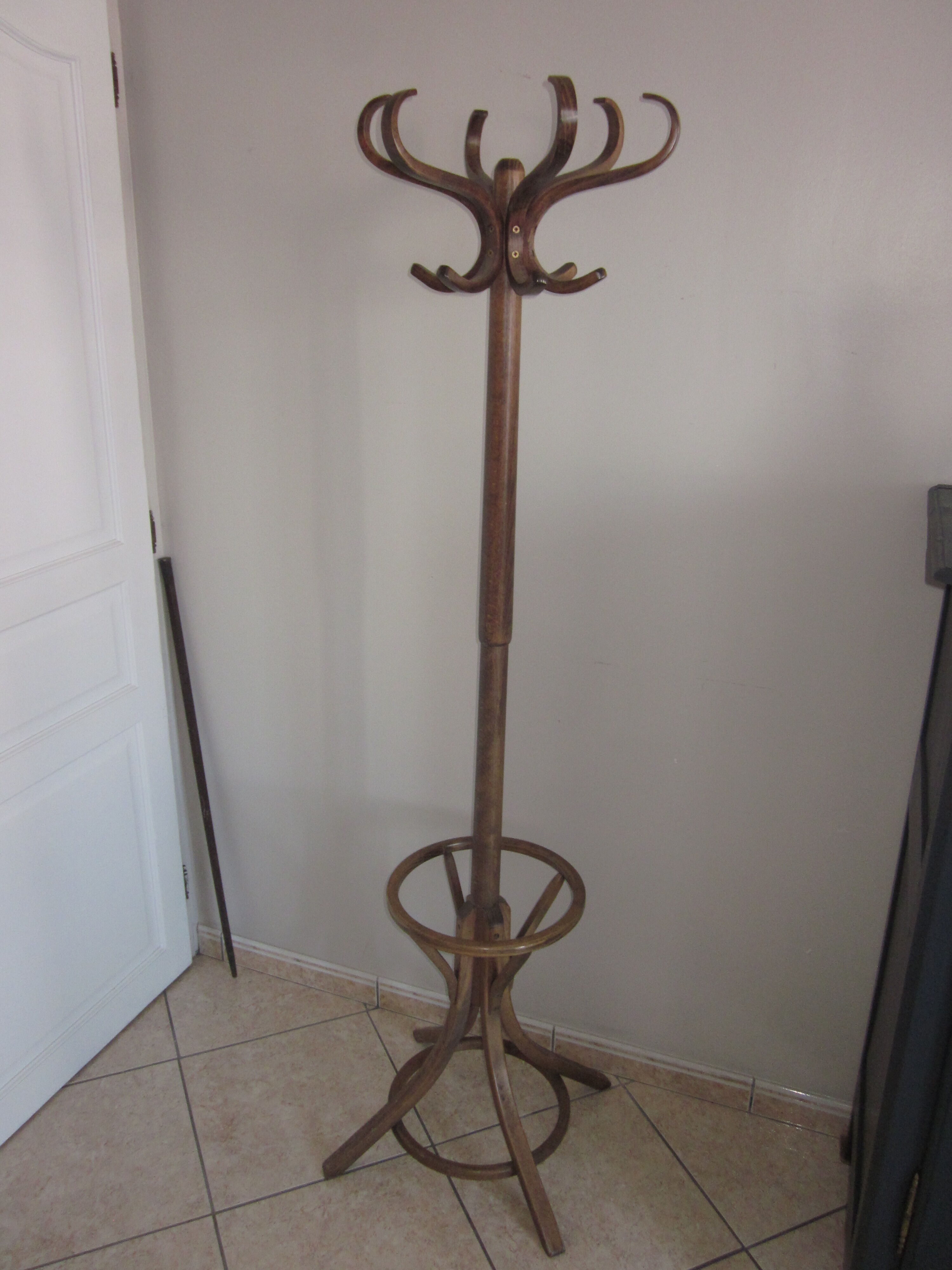 Baumann parrot coat rack