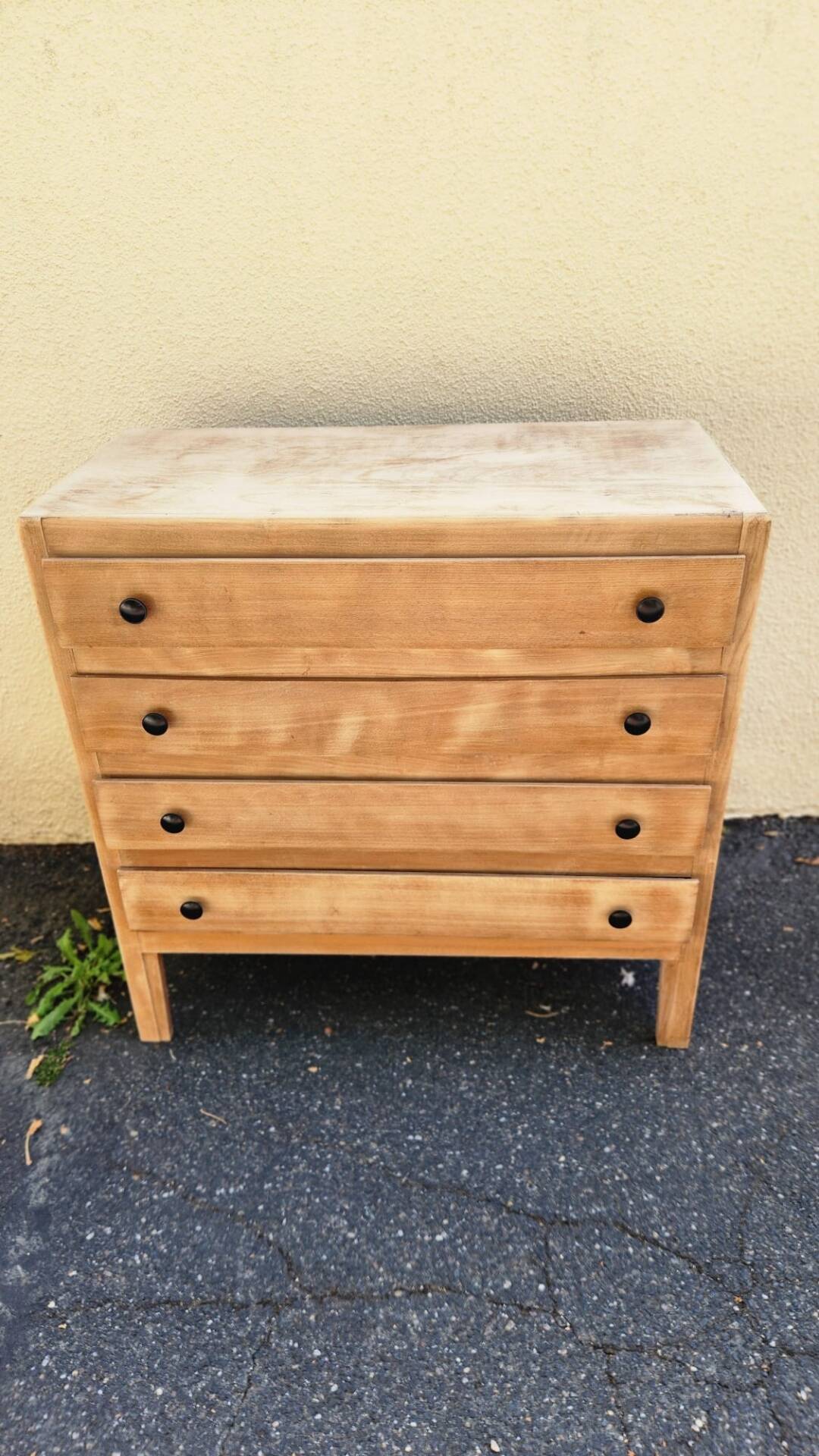 Very pretty stripped and sanded vintage chest of drawers with 4 drawers from the 1960s-1970s.