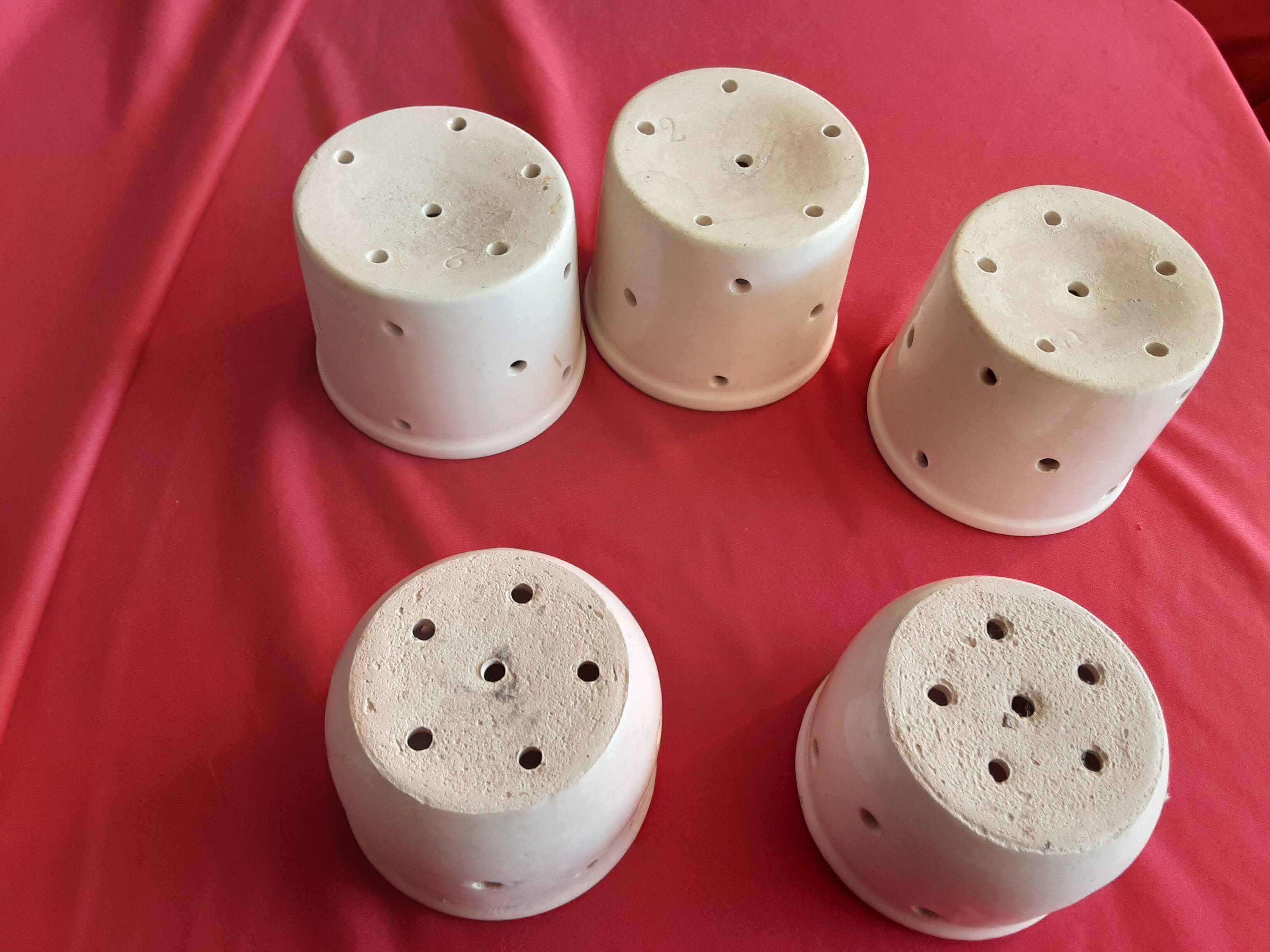 5 FAISELLES WHITE ENAMEL STONEWARE CHEESE MOLDS