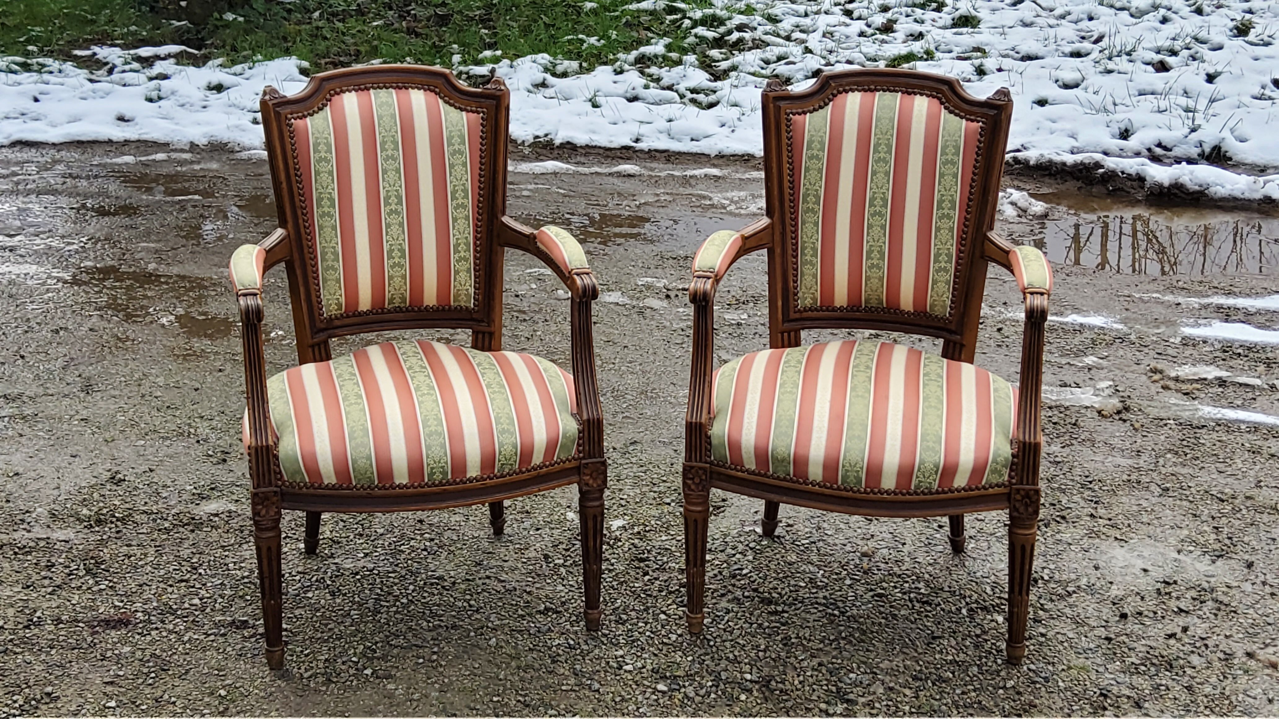 Paire de fauteuils cabriolets de style Louis XVI