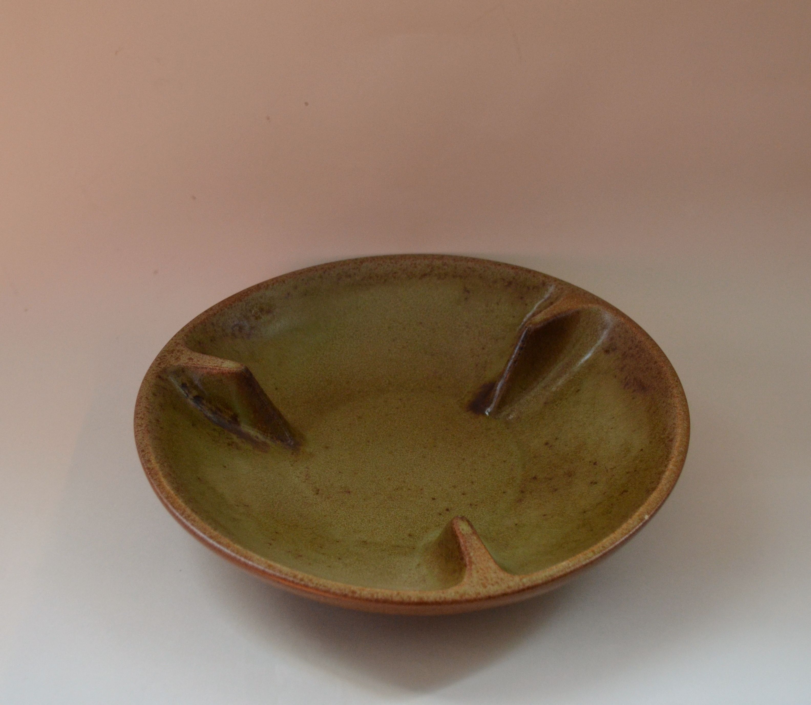 Sandstone fruit basket by Jean Varoqueaux- Plat La Poterie Périgordine