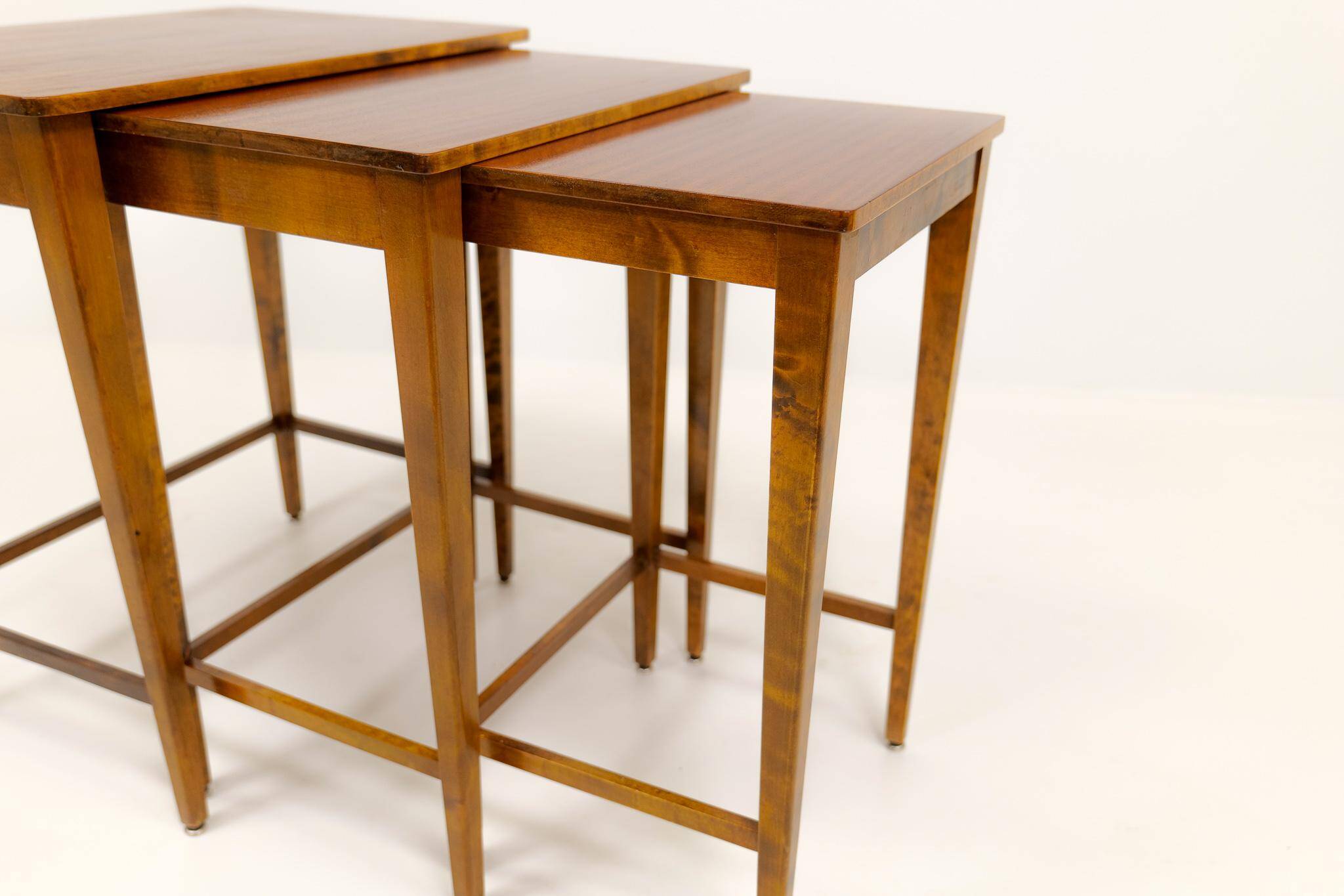Tables gigognes Art déco en acajou et bouleau teinté, NK Suède, années 1940