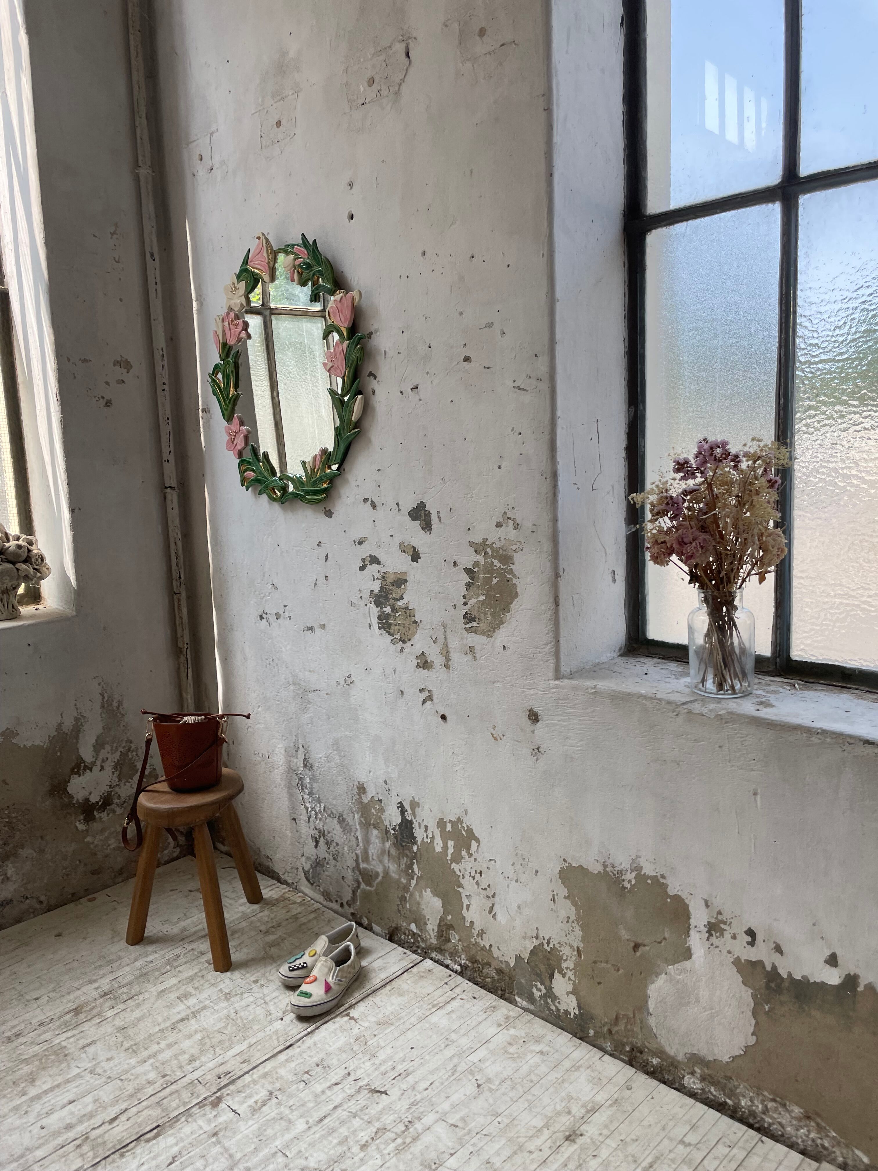 Oval ceramic mirror with flowers