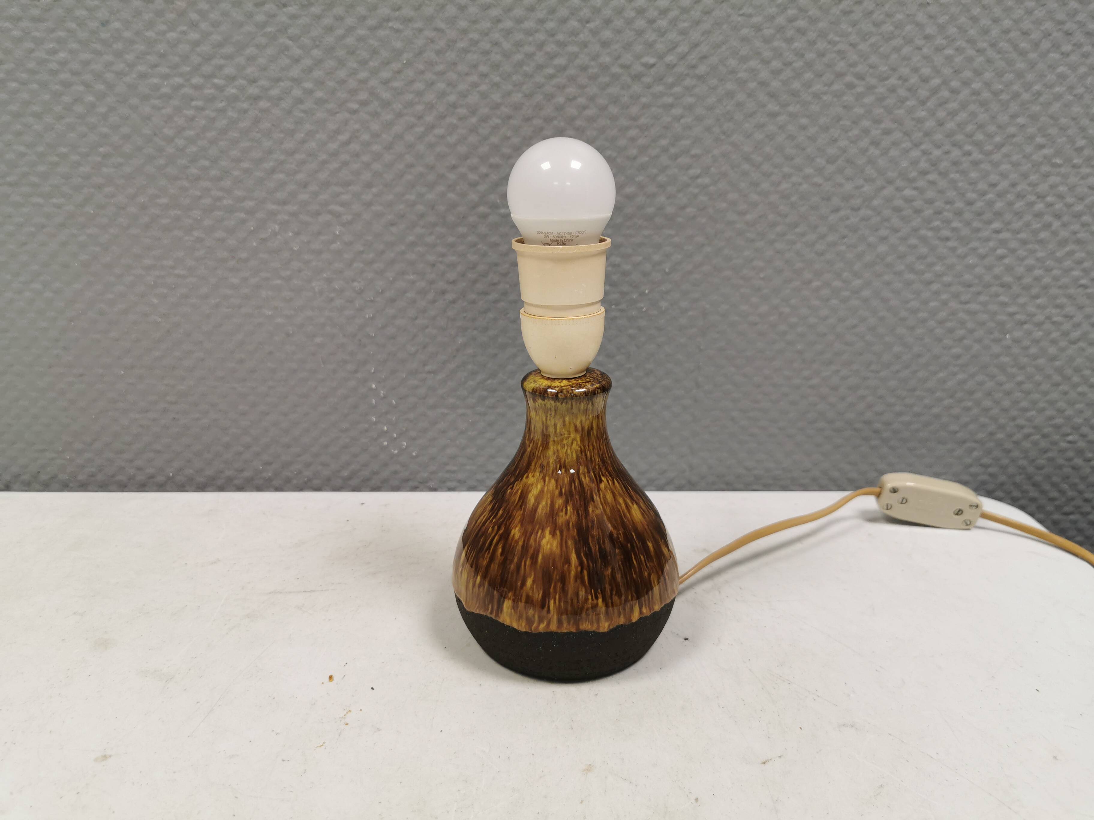 Petite lampe de table en céramique avec émail 'lava' de la céramique Danske Belka, 1970.