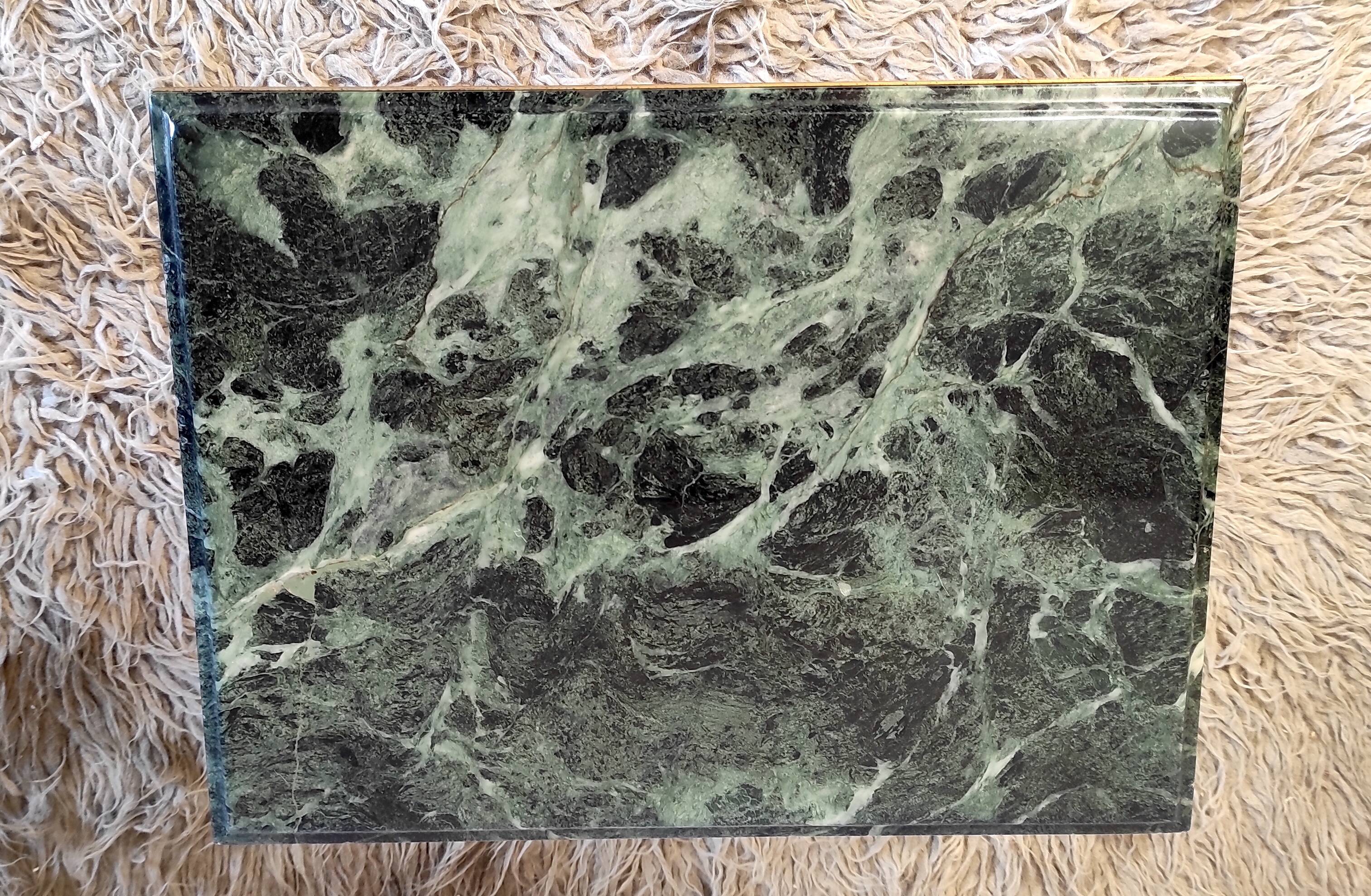 Pull-out tables in gilded metal and green marble – 60s/70s