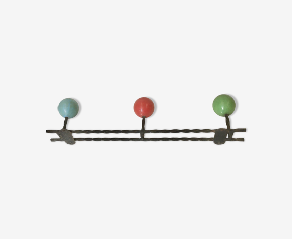 Portemanteau mural vintage fer forgé 3 patères boules de bois bleue, rouge et verte