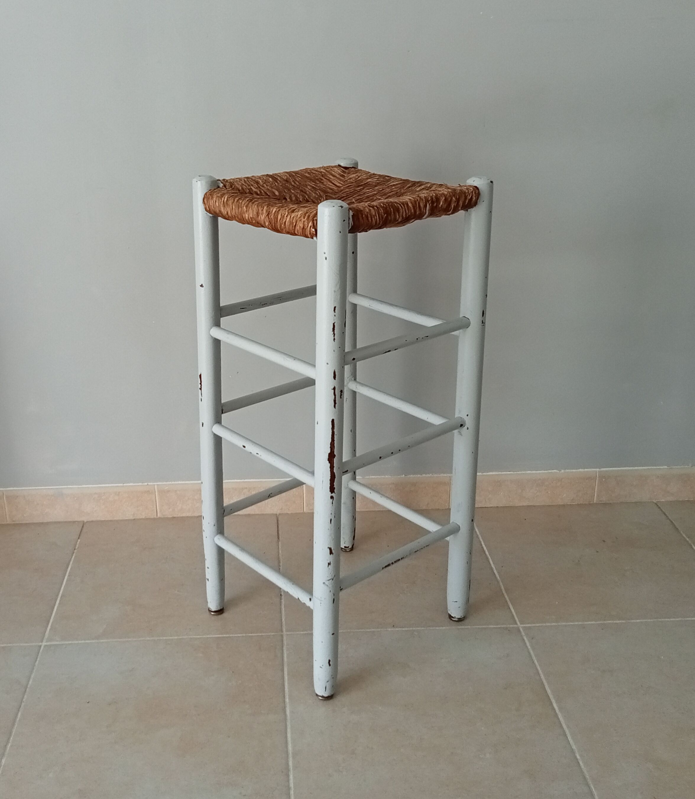 Antique stool high mulched