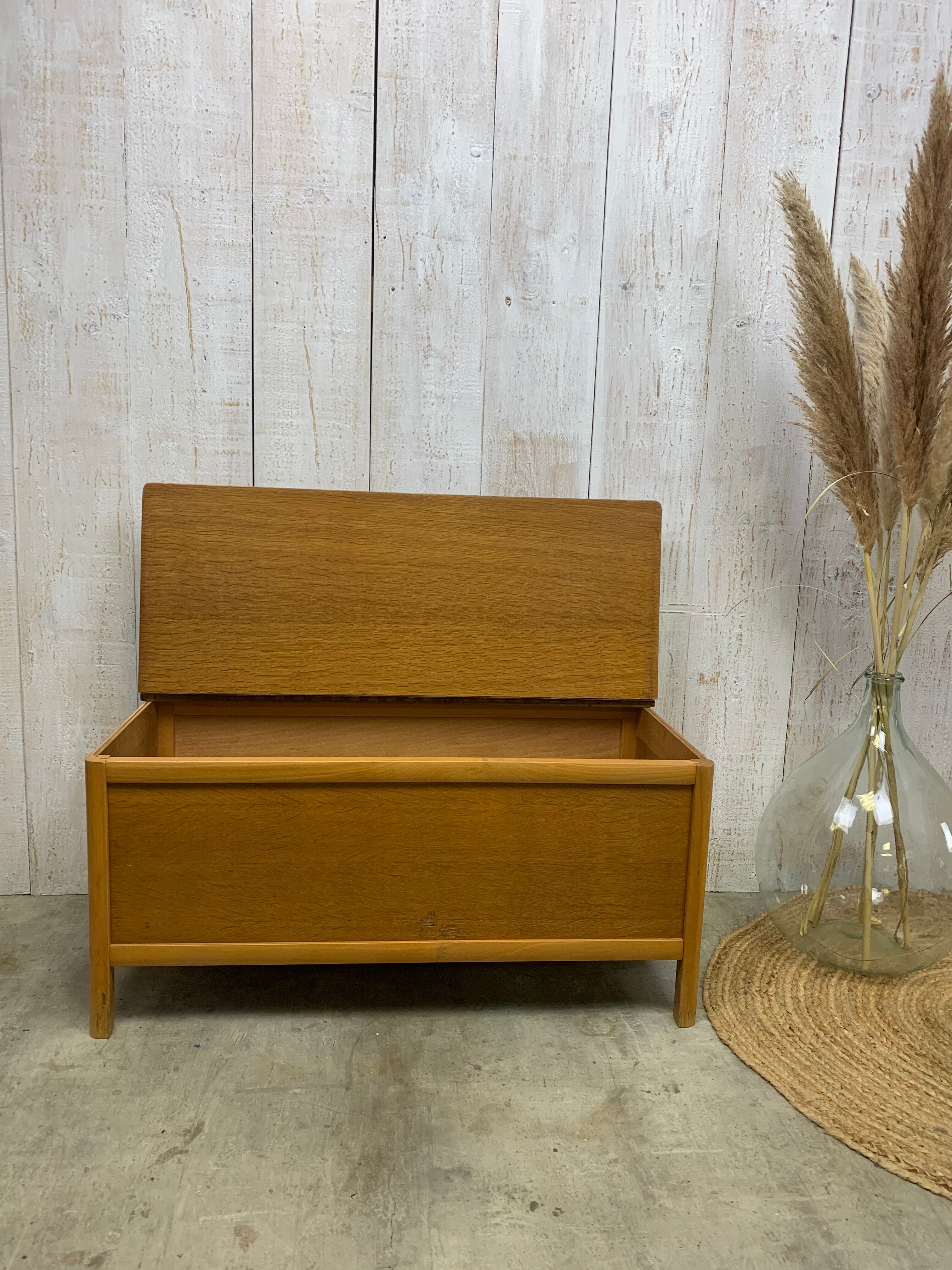 Wooden and wicker box/bench