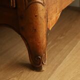 Commode galbée en noyer Louis XV - Transition