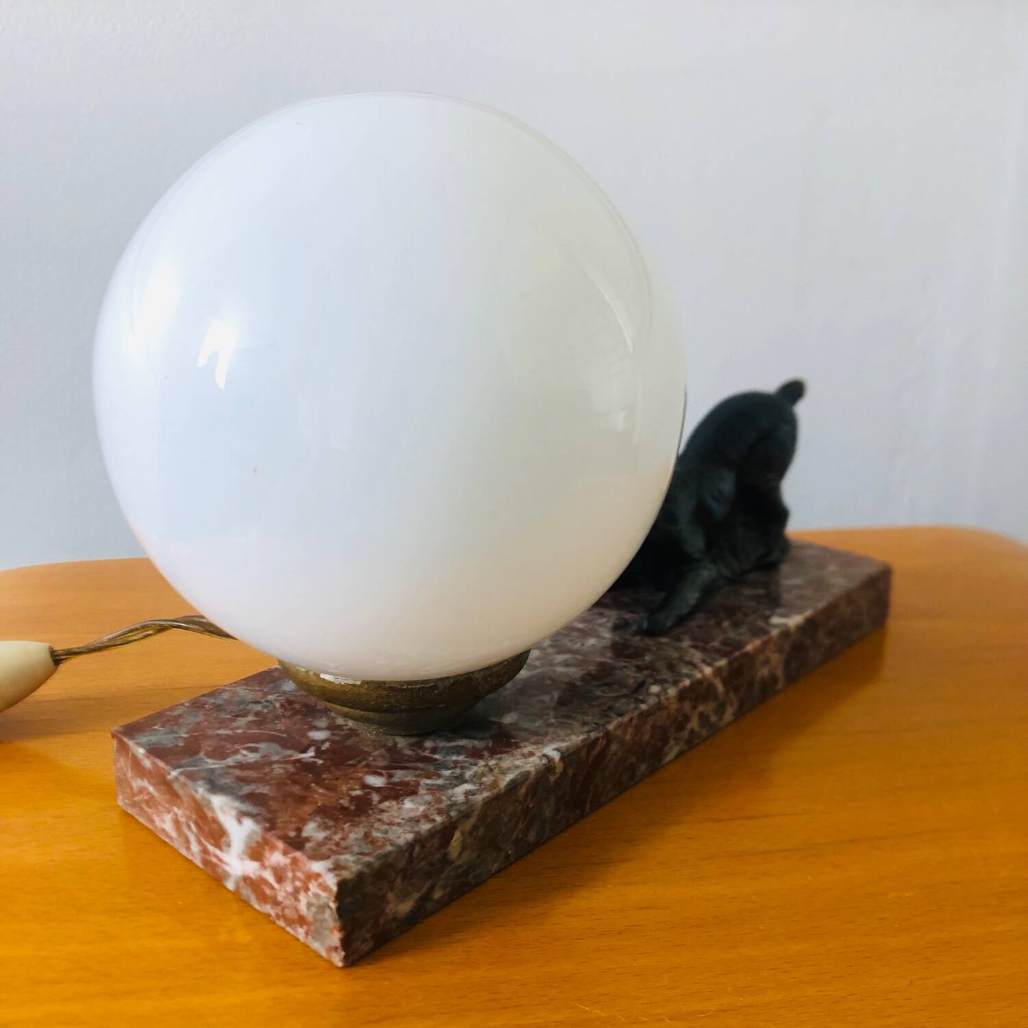 Lampe Art déco globe en opaline blanche et chien de chasse