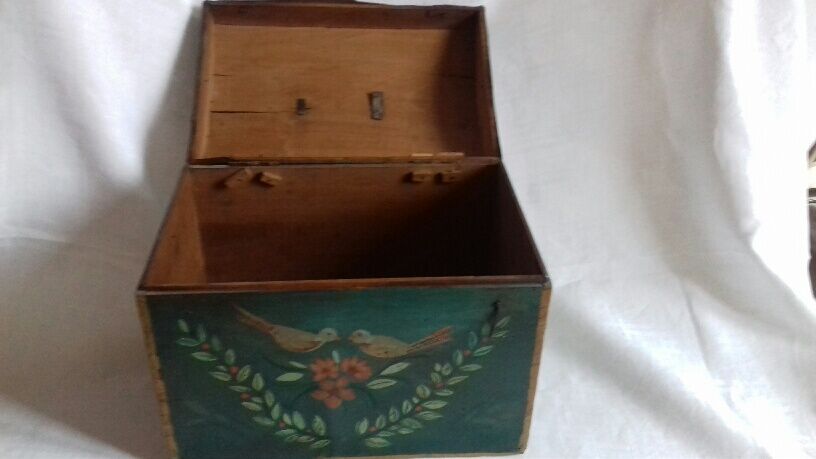 Painted wooden box "popular art", bulging lid