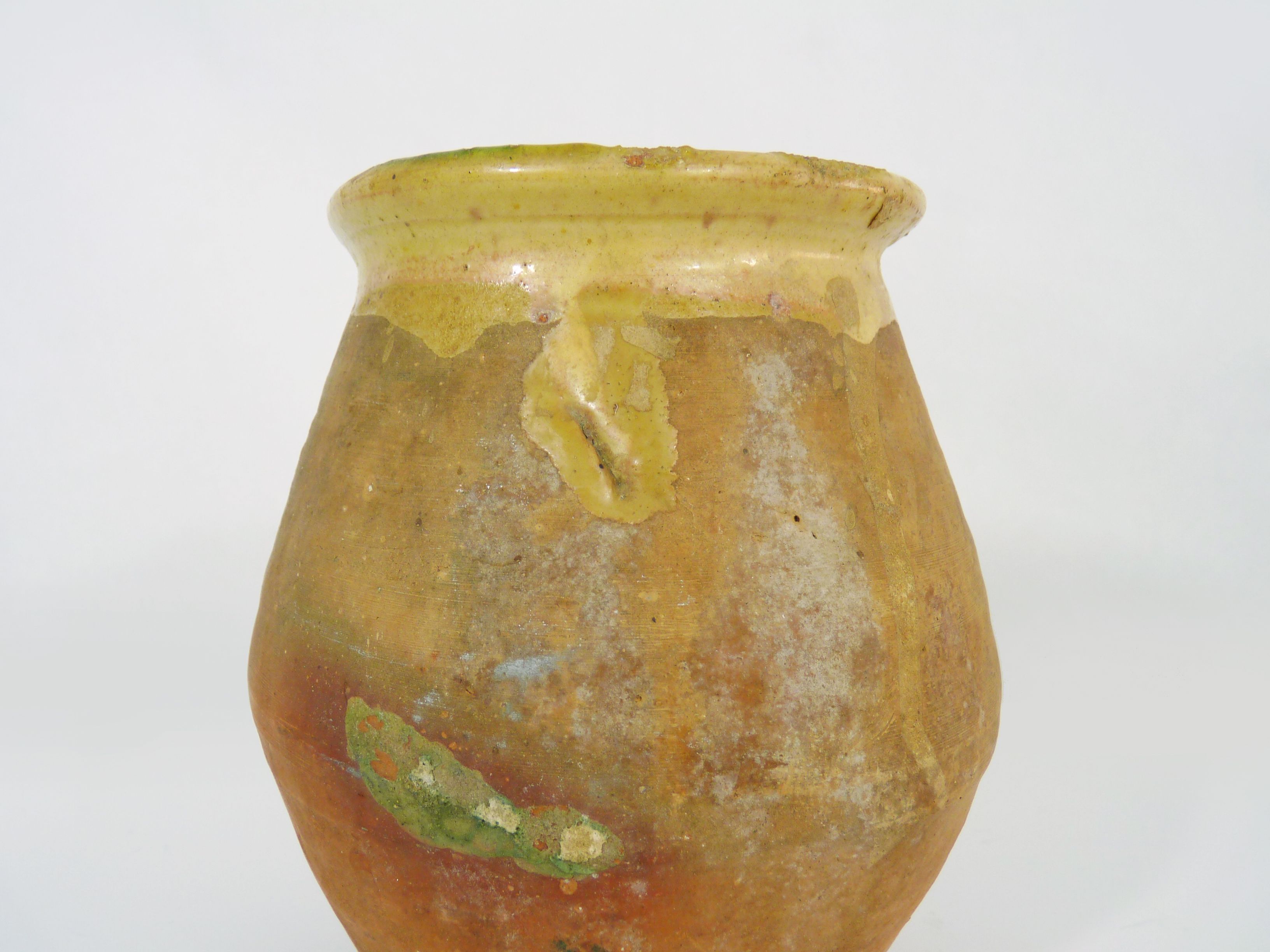 Beautiful little grease pot in yellow terracotta and glazed green. NINETEENTH century