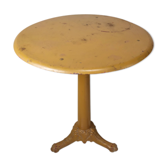 Garden pedestal table