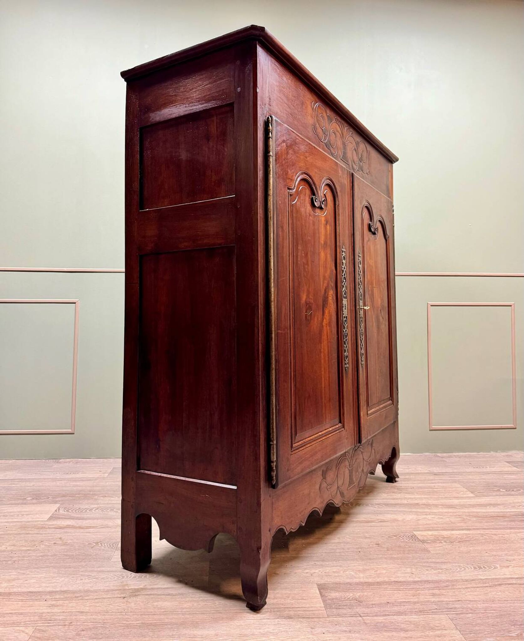 Armoire trois quarts en noyer de style Louis XV, XIXème siècle