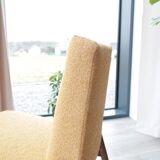 Fauteuil lounge vintage jaune avec accoudoirs en tissu bouclé, bois de noyer, style scandinave