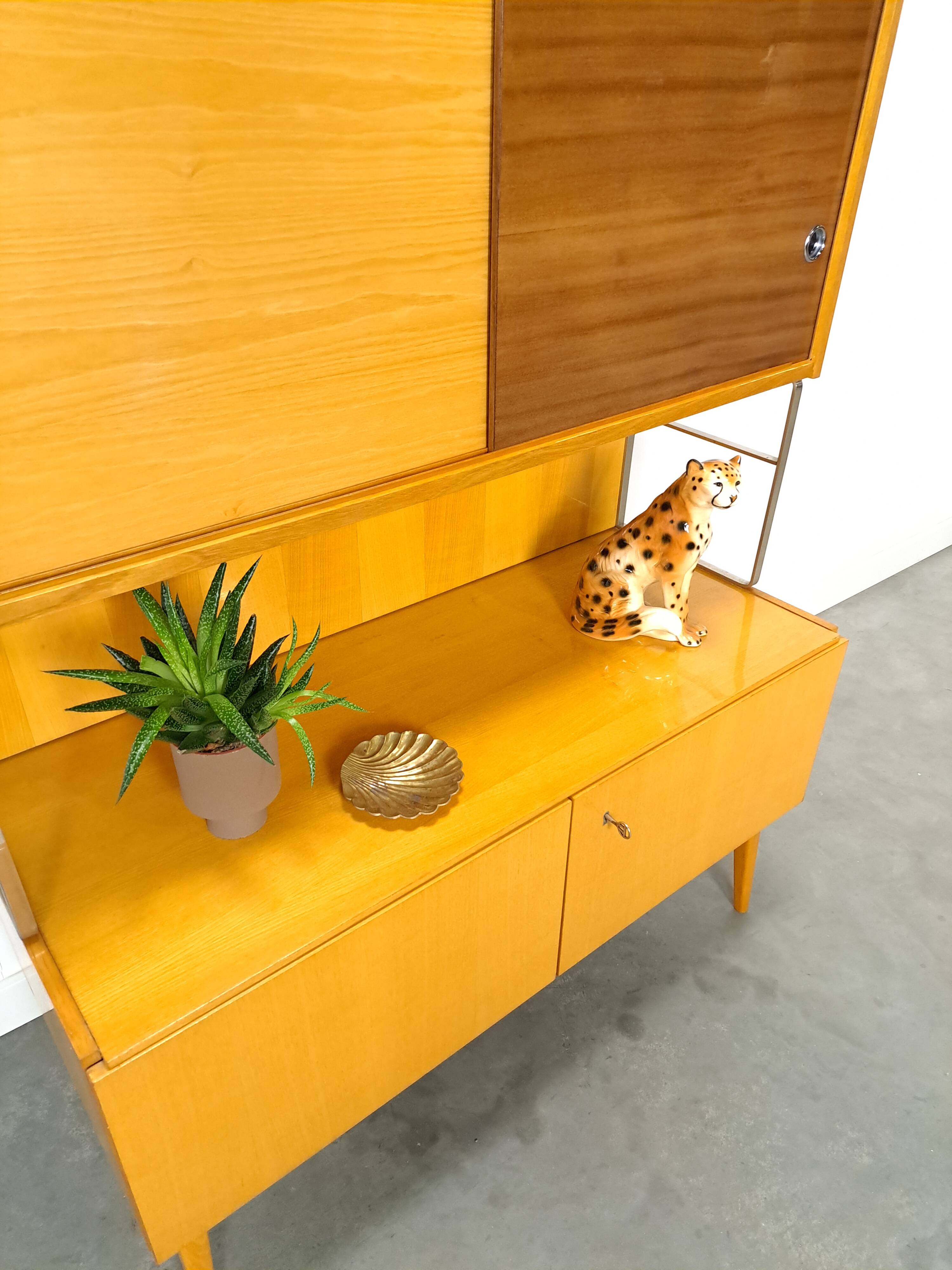 Jitona design vitrinekast met 2 kleuren fineer en schuifdeuren
