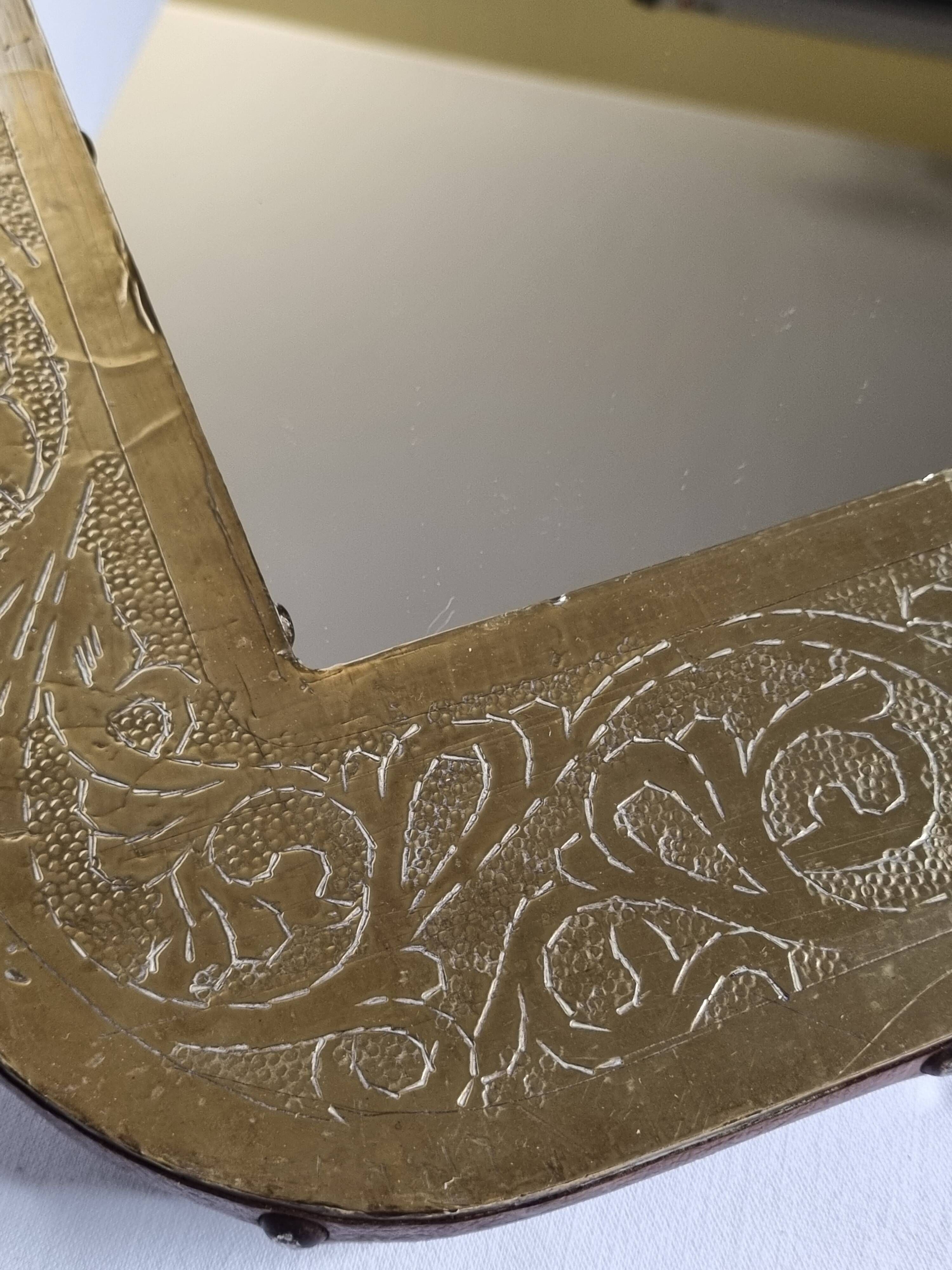 Oriental mirror in wood and hammered brass in the shape of an arch, plant decor, 52 cm
