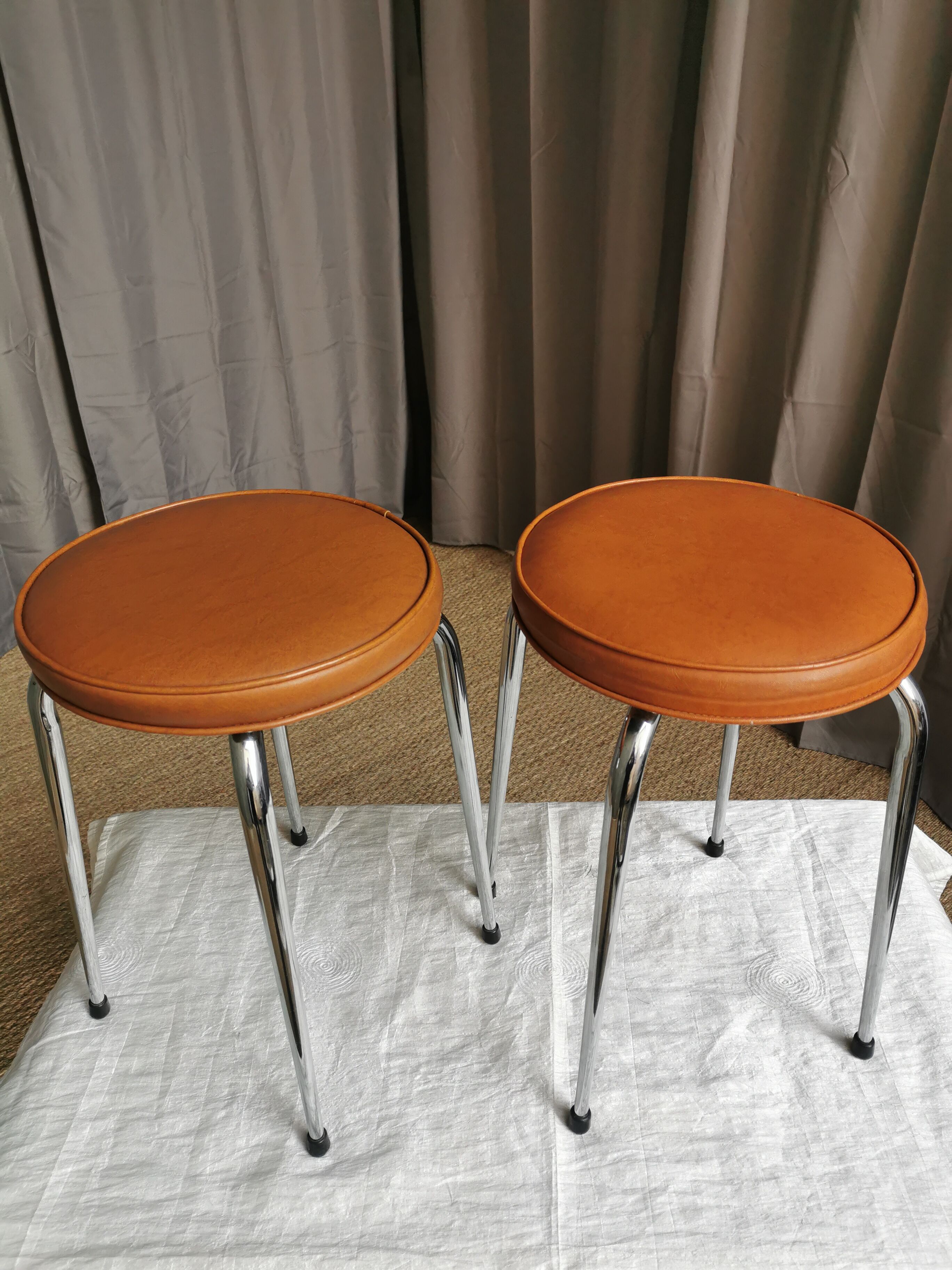 Pair of vintage stools "spindle feet"