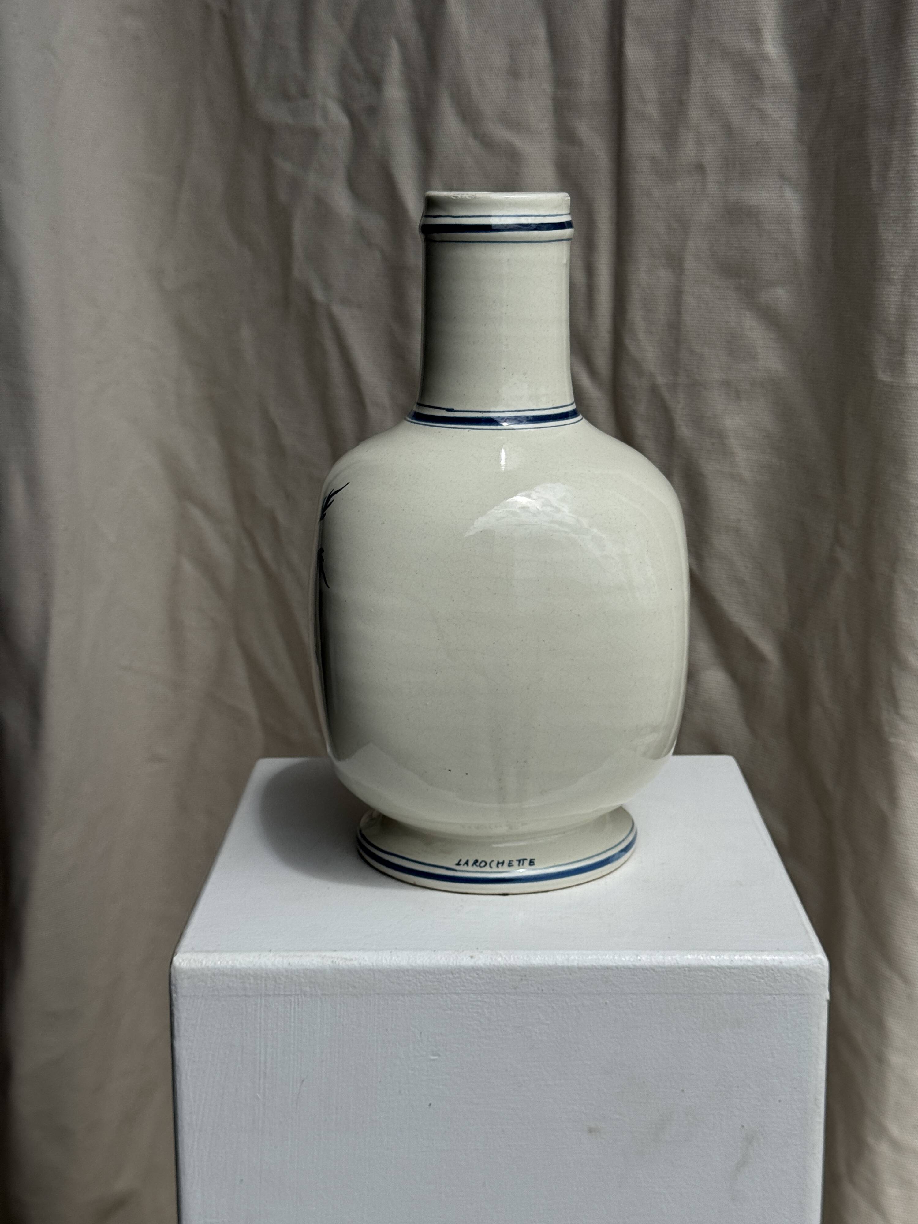 Vase en faïence blanche décor bleu O. HIPER