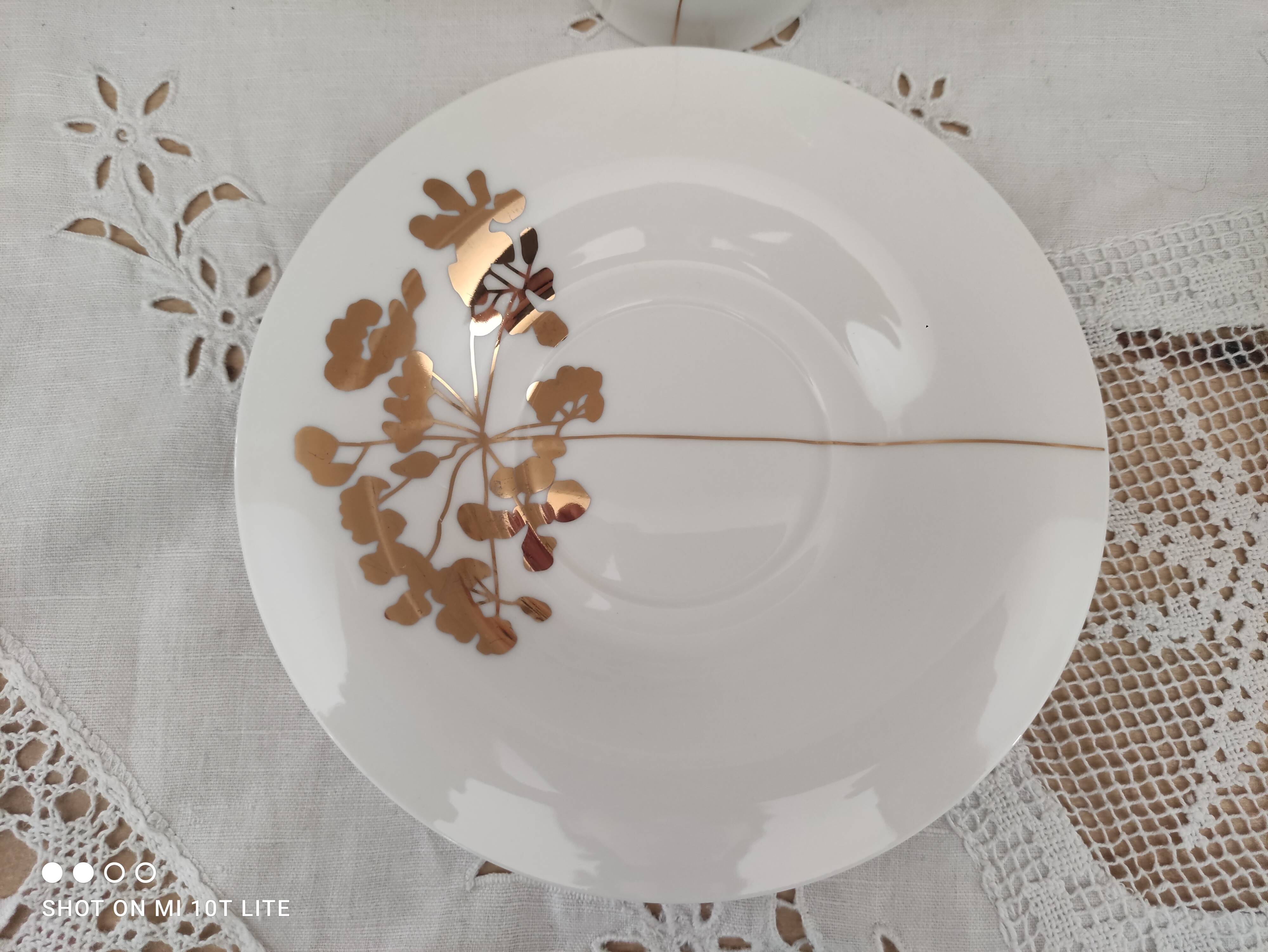 Tête à tête pour thé ou café long en porcelaine blanche décor floral doré
