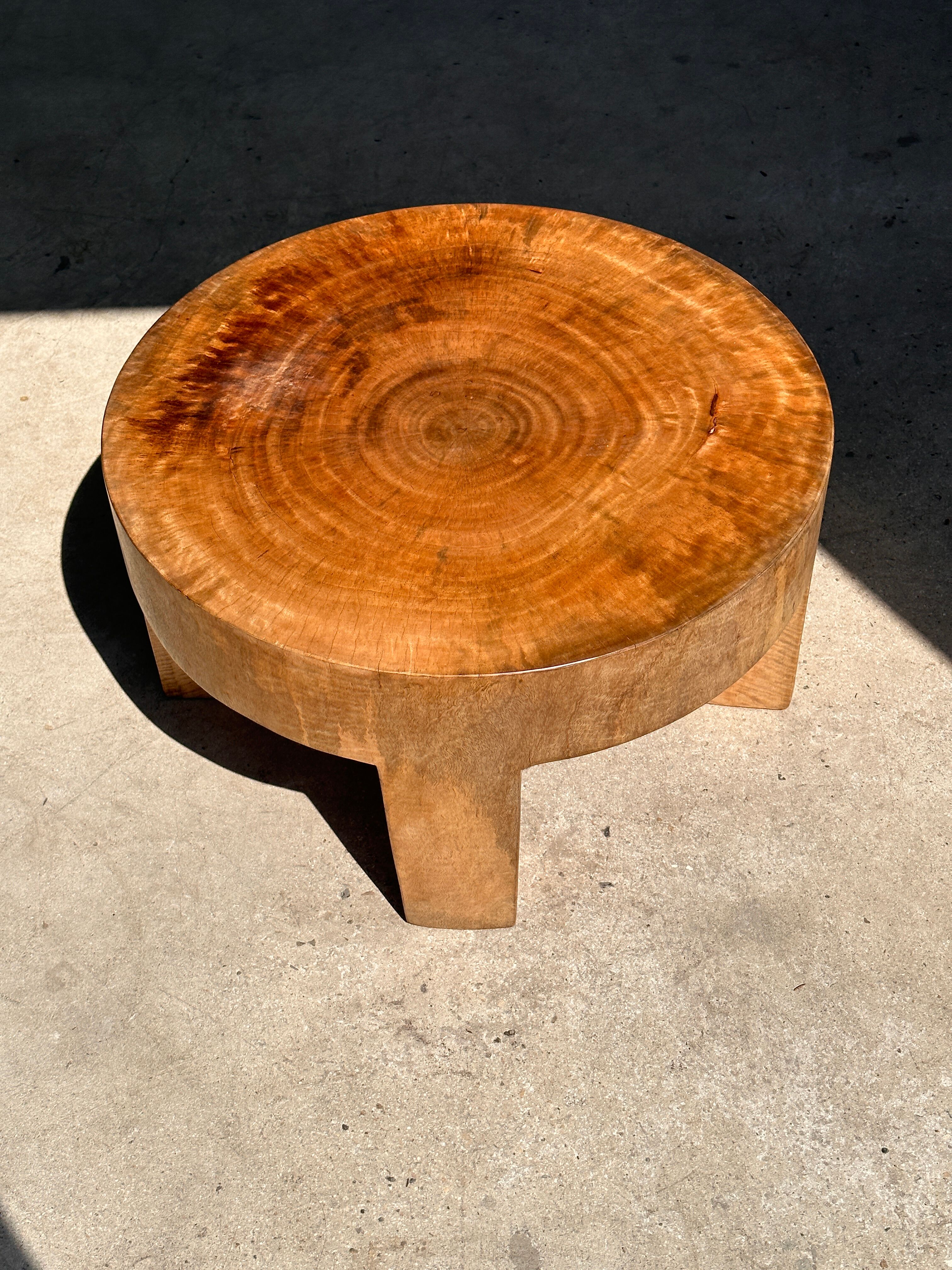 Quadripod coffee table in solid wood monoxyl natural color (dark)