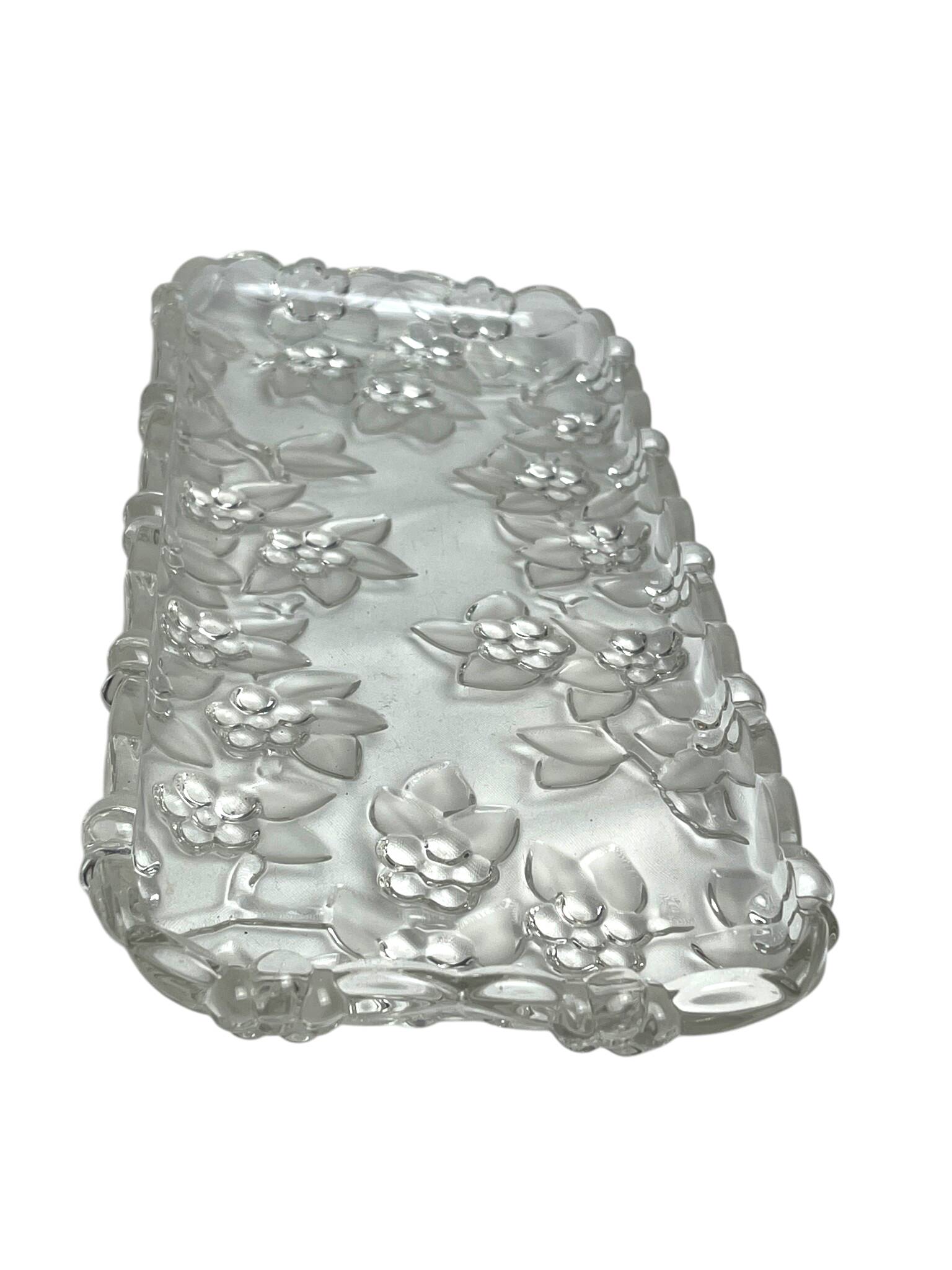 Tableware, glass cake dish decorated with flowers from the 20th century.