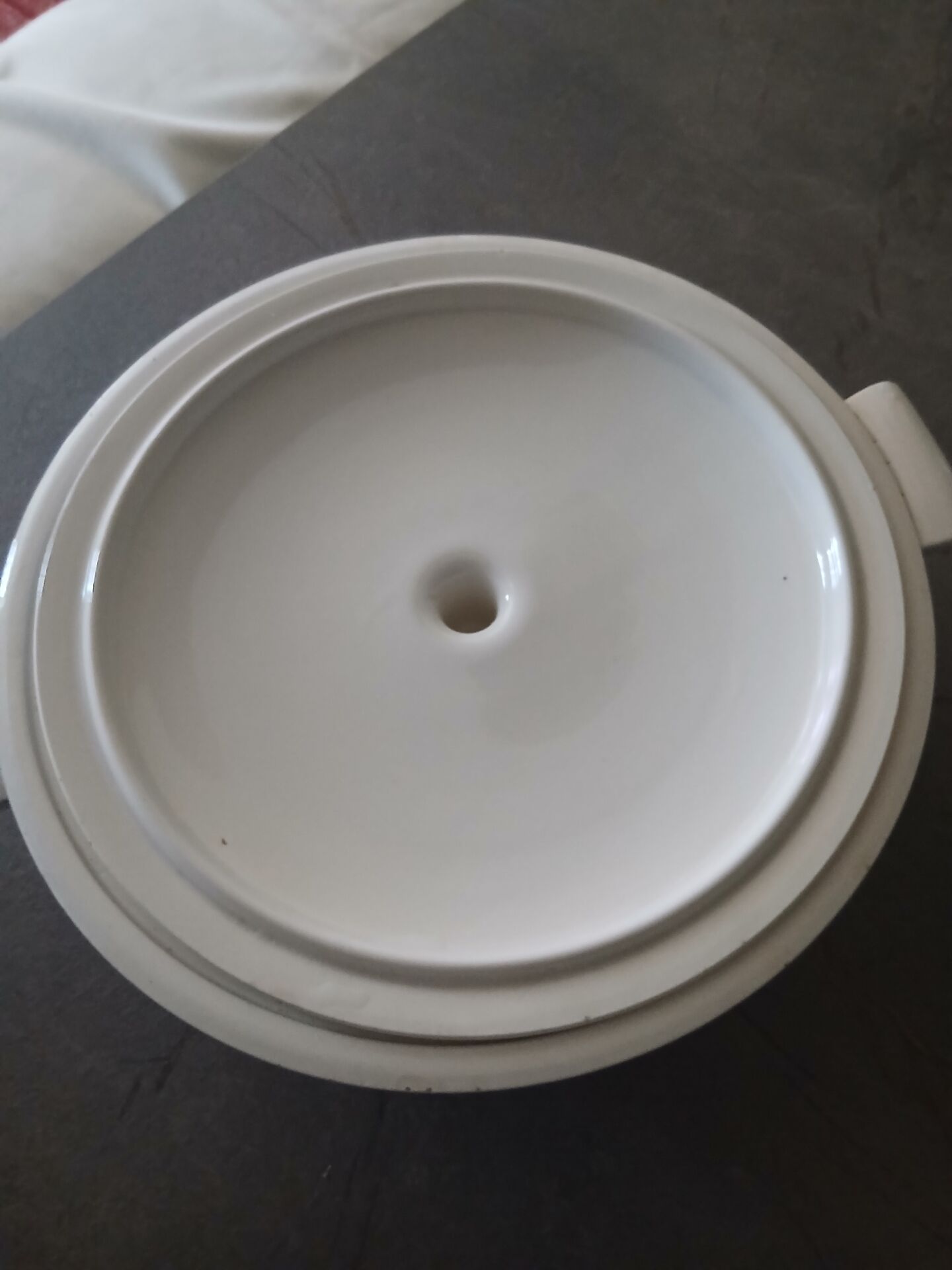 Soup tureen