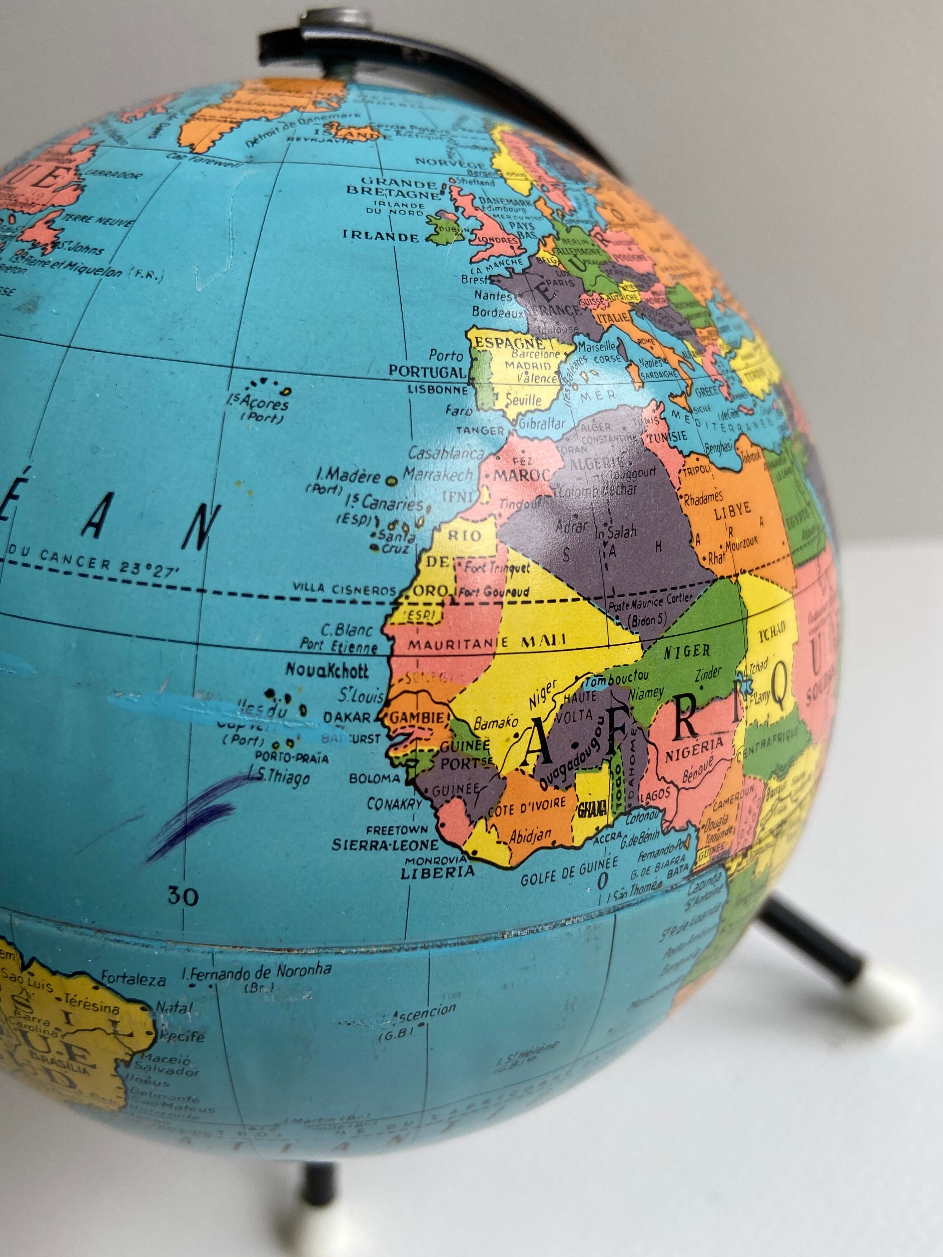 Mappemonde en métal