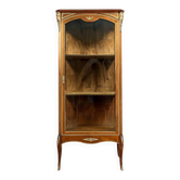 Vitrine a 3 faces vitrées de style Louis XV en acajou et bronzes dorés