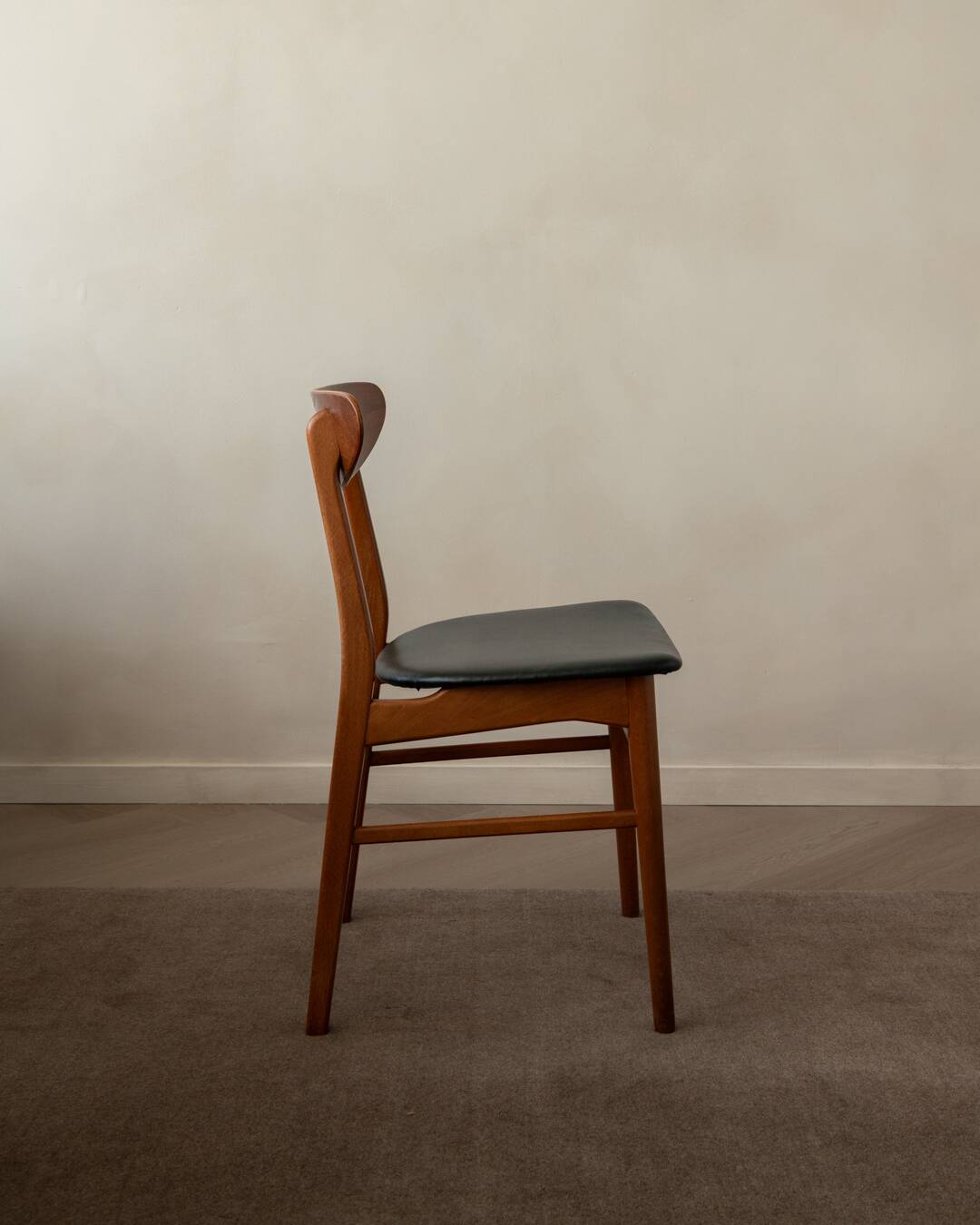 Ensemble de 6 chaises de salle à manger danoises des années 50 · Teck et Skai noir